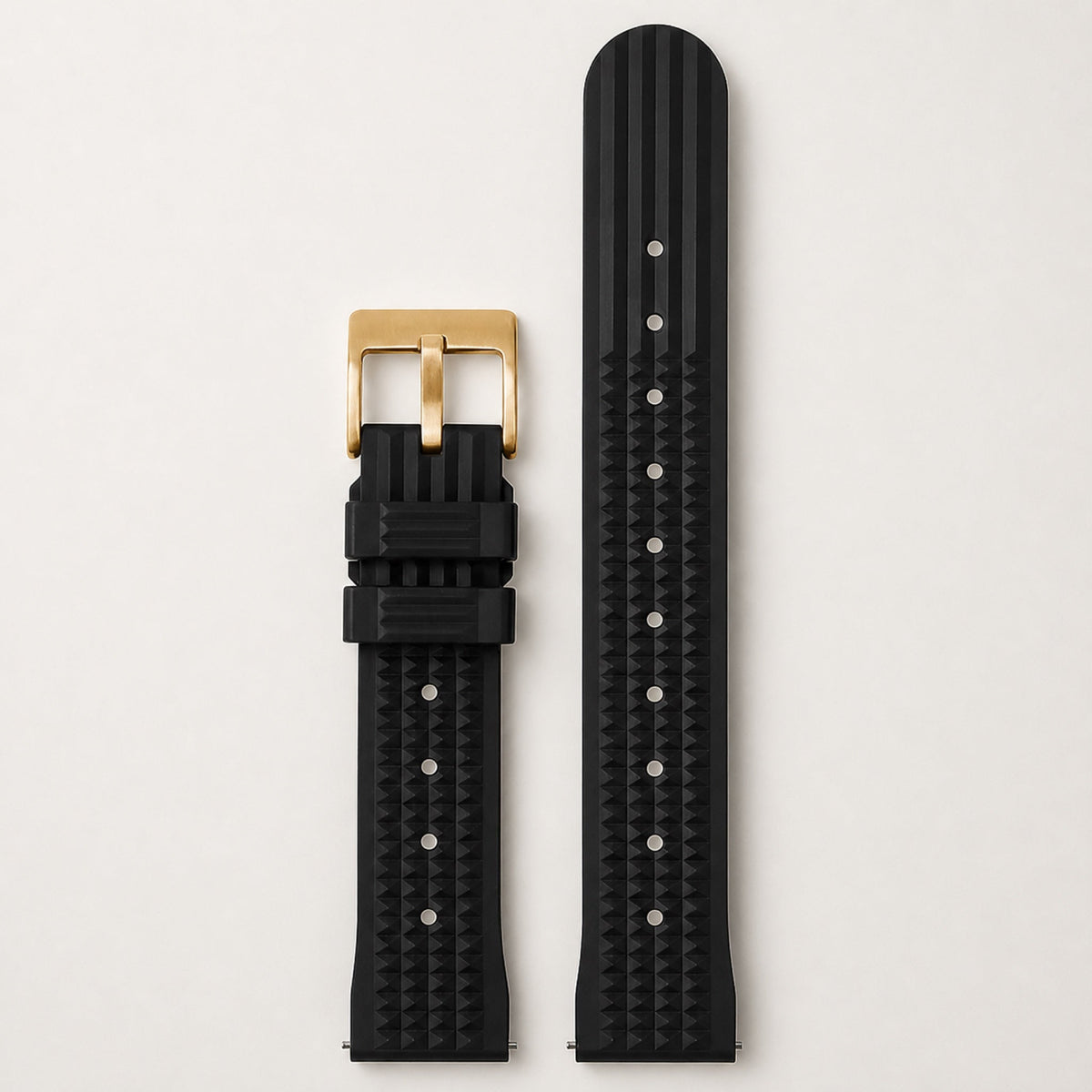 Bracelet caoutchouc gaufré — noir, motif gaufré et boucle ardillon dorée — Maison Noirmont