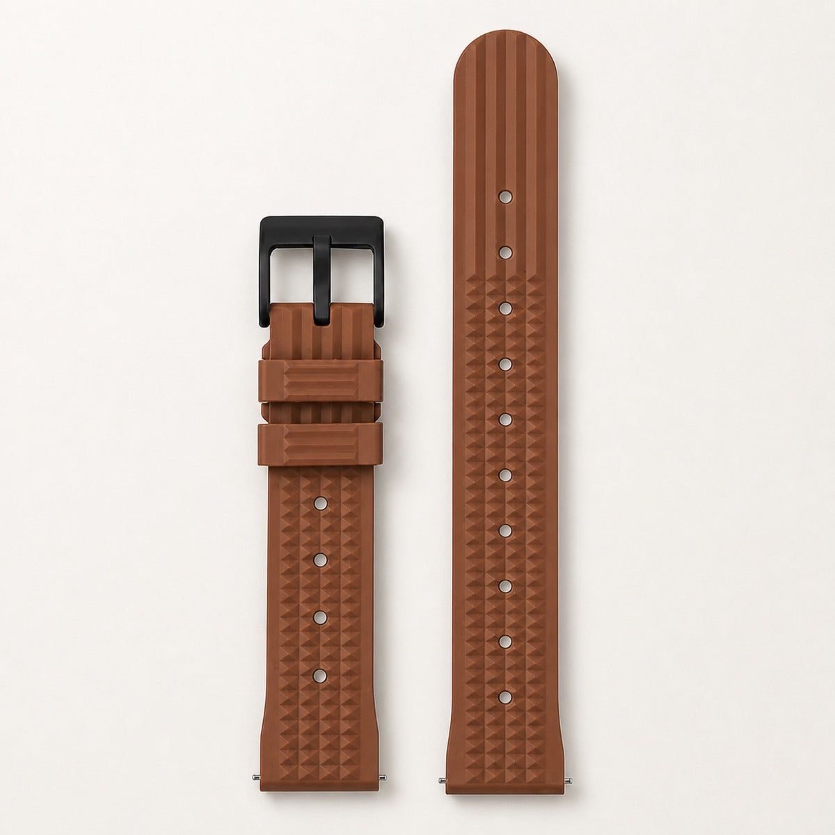 Bracelet caoutchouc gaufré — brun, motif gaufré et boucle ardillon noire — Maison Noirmont