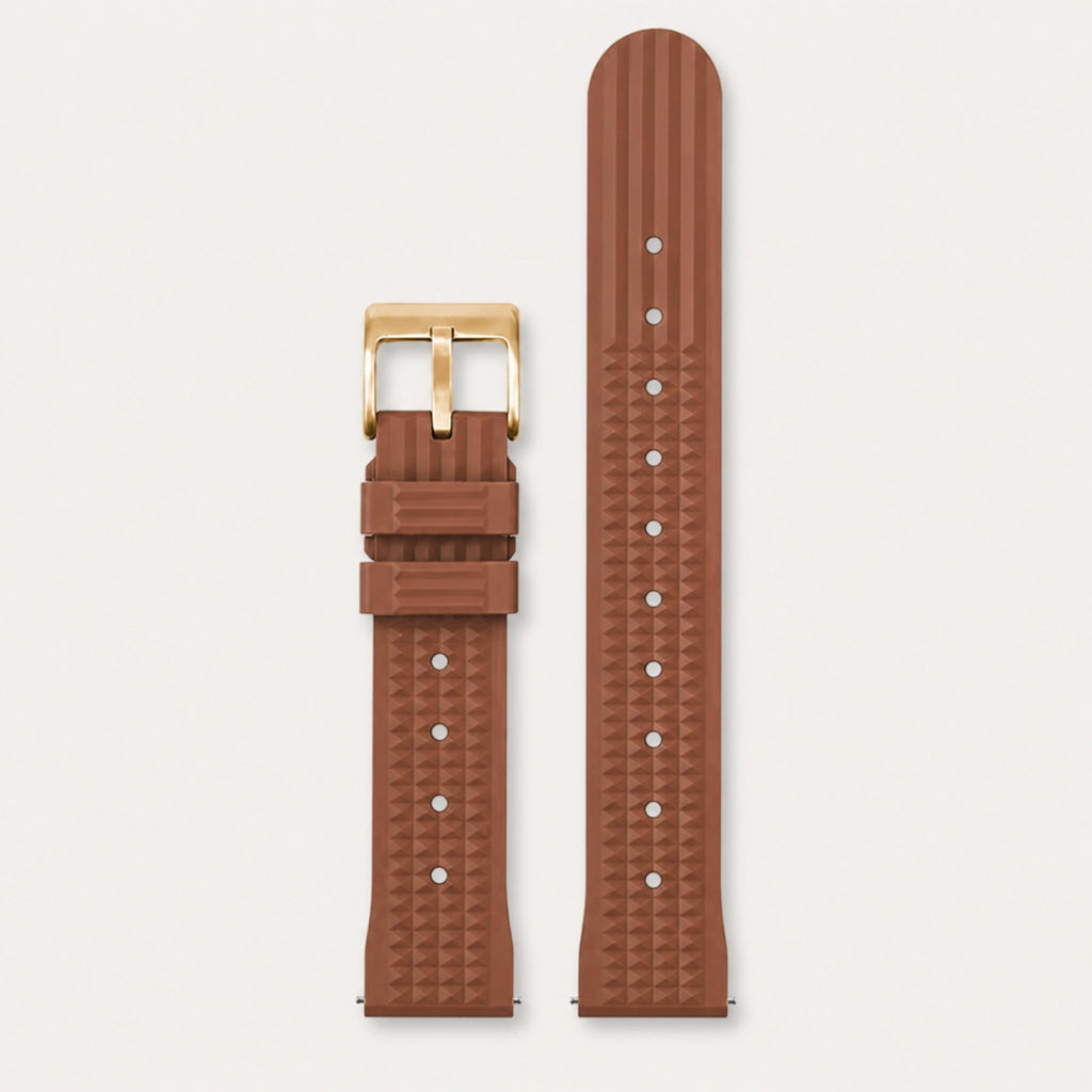 Bracelet caoutchouc gaufré — brun, motif gaufré et boucle ardillon dorée — Maison Noirmont
