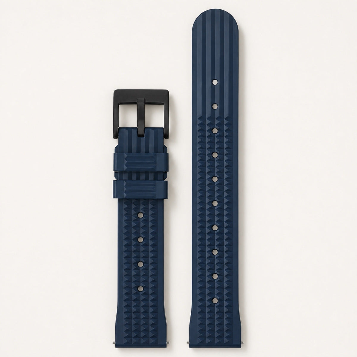Bracelet caoutchouc gaufré — bleu profond, motif gaufré et boucle ardillon noire — Maison Noirmont