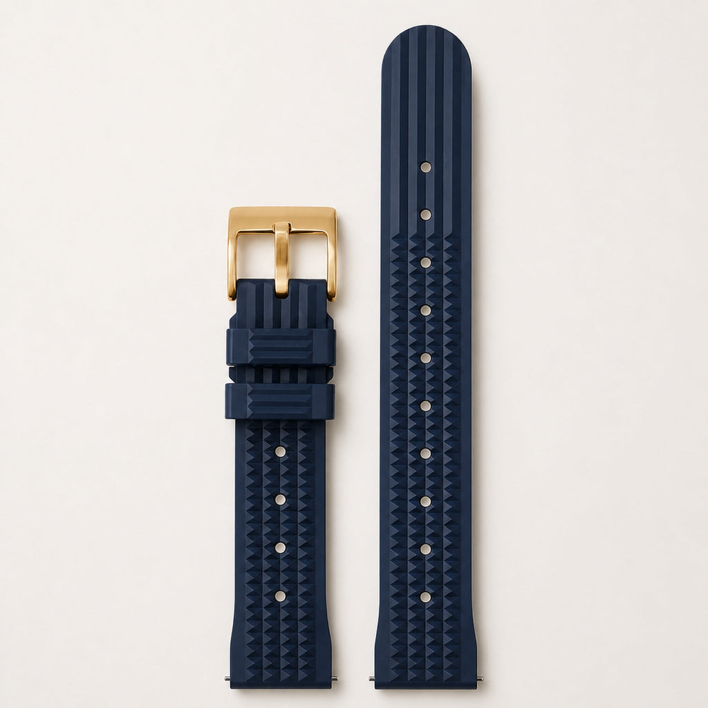 Bracelet caoutchouc gaufré — bleu profond, motif gaufré et boucle ardillon dorée — Maison Noirmont