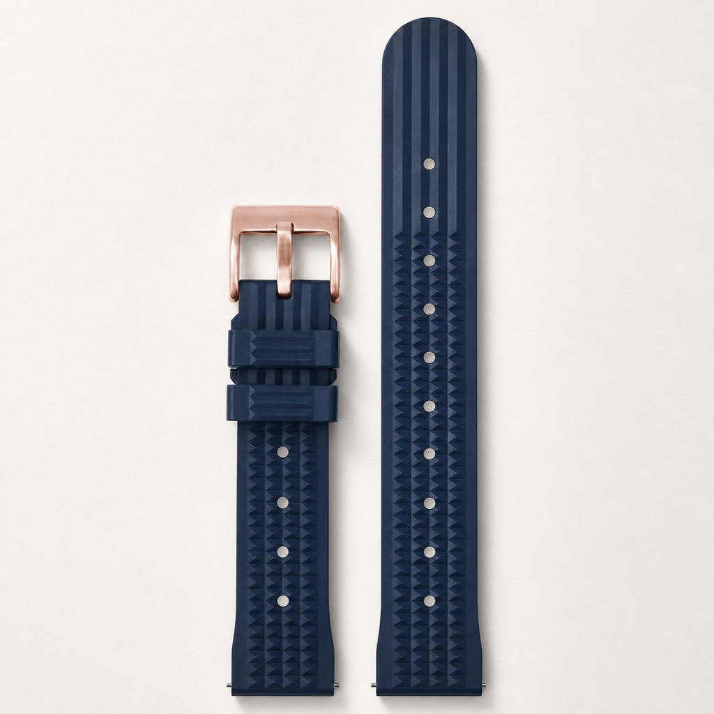 Bracelet caoutchouc gaufré — bleu profond, motif gaufré et boucle ardillon or rose — Maison Noirmont