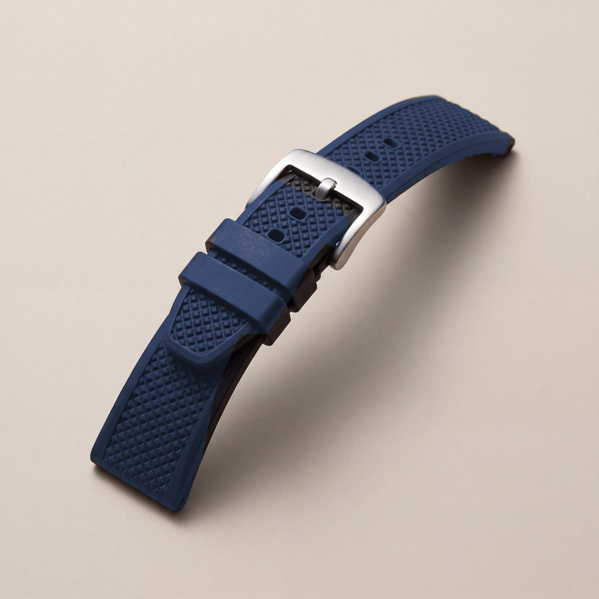 Bracelet caoutchouc gaufré — coloris bleu profond, motif gaufré et boucle ardillon acier argentée — Maison Noirmont