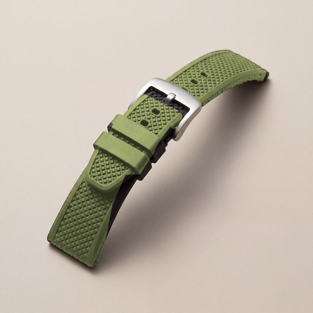 Bracelet caoutchouc gaufré — coloris vert kaki, motif gaufré et boucle ardillon acier argentée — Maison Noirmont