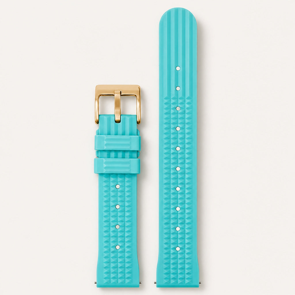 Bracelet caoutchouc gaufré — bleu clair, motif gaufré et boucle ardillon dorée — Maison Noirmont