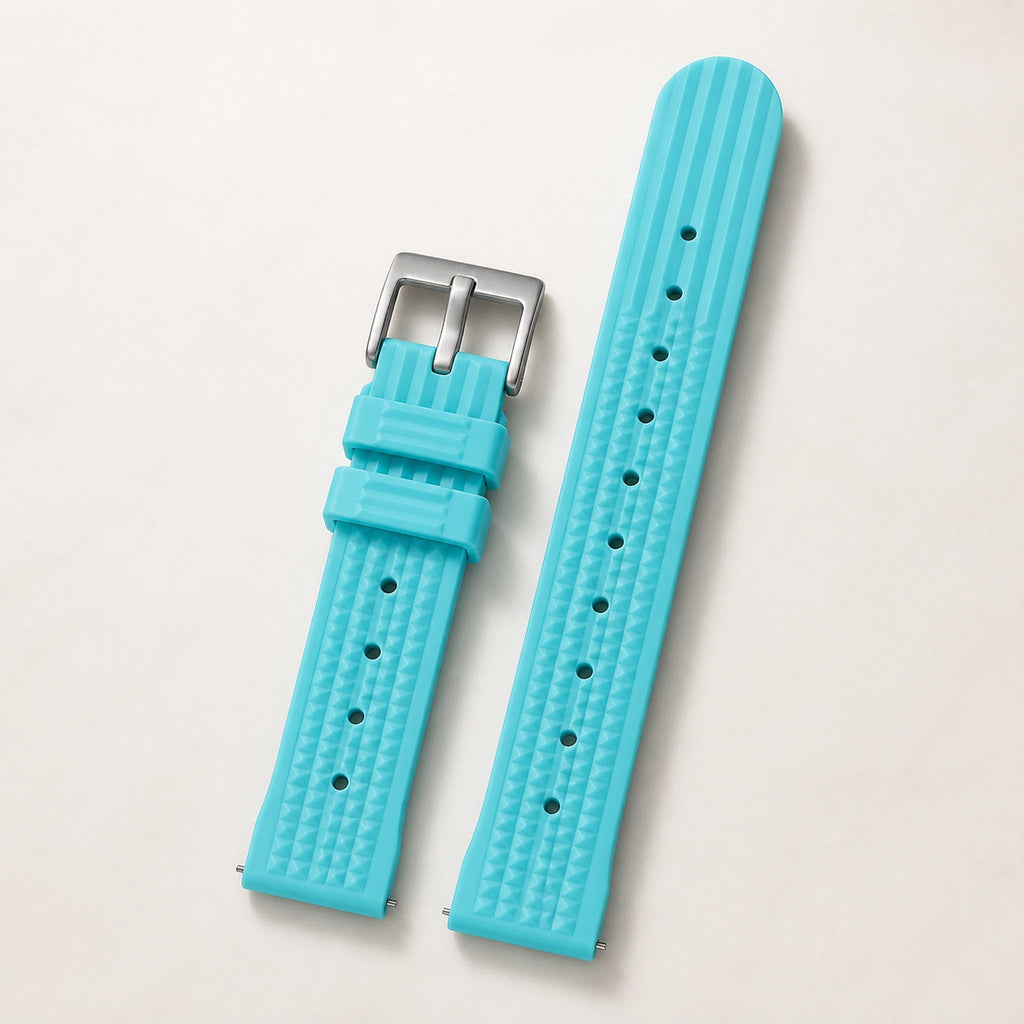 Bracelet caoutchouc gaufré — bleu clair, motif gaufré et boucle ardillon acier argentée — Maison Noirmont