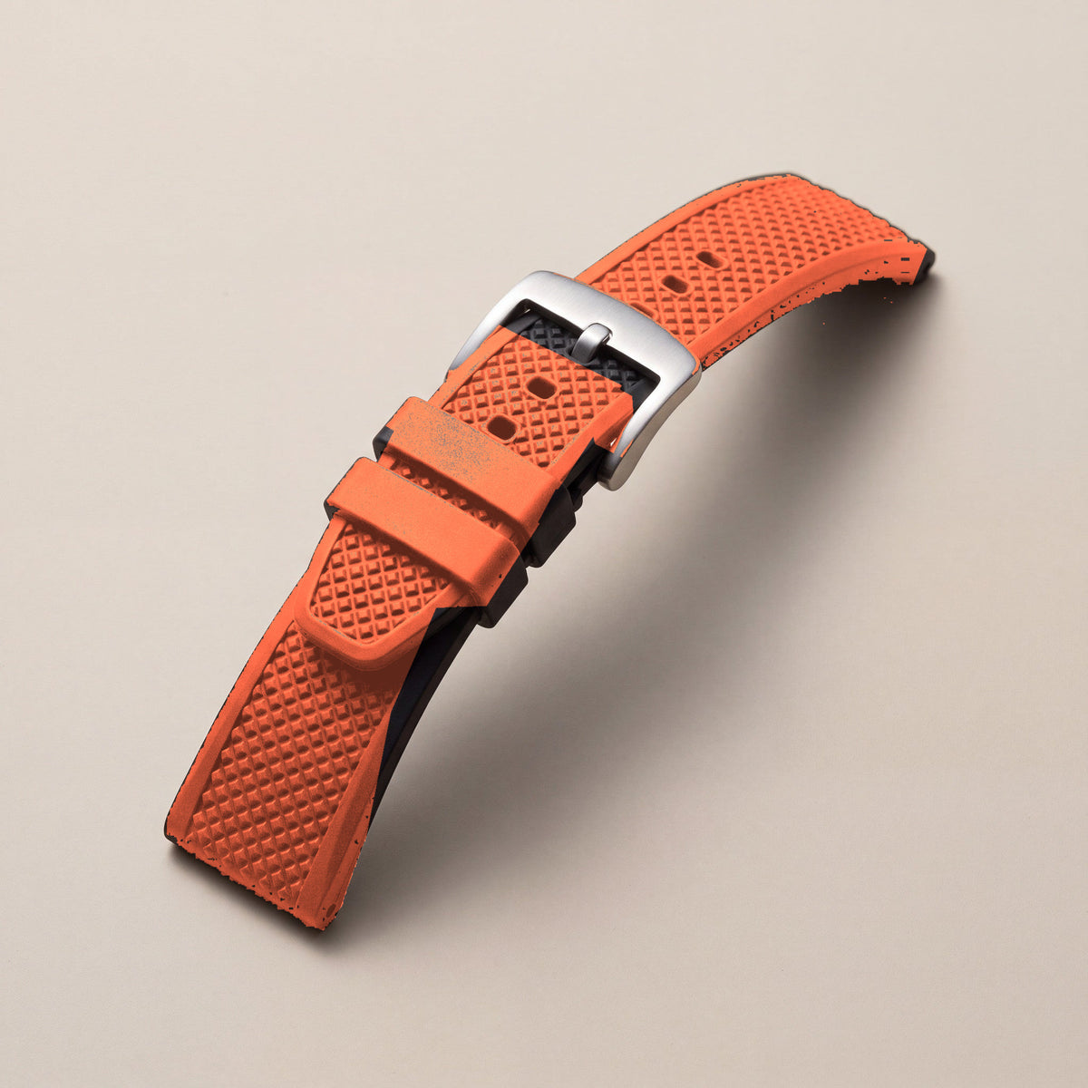 Bracelet caoutchouc gaufré — coloris orange, motif gaufré et boucle ardillon acier argentée — Maison Noirmont