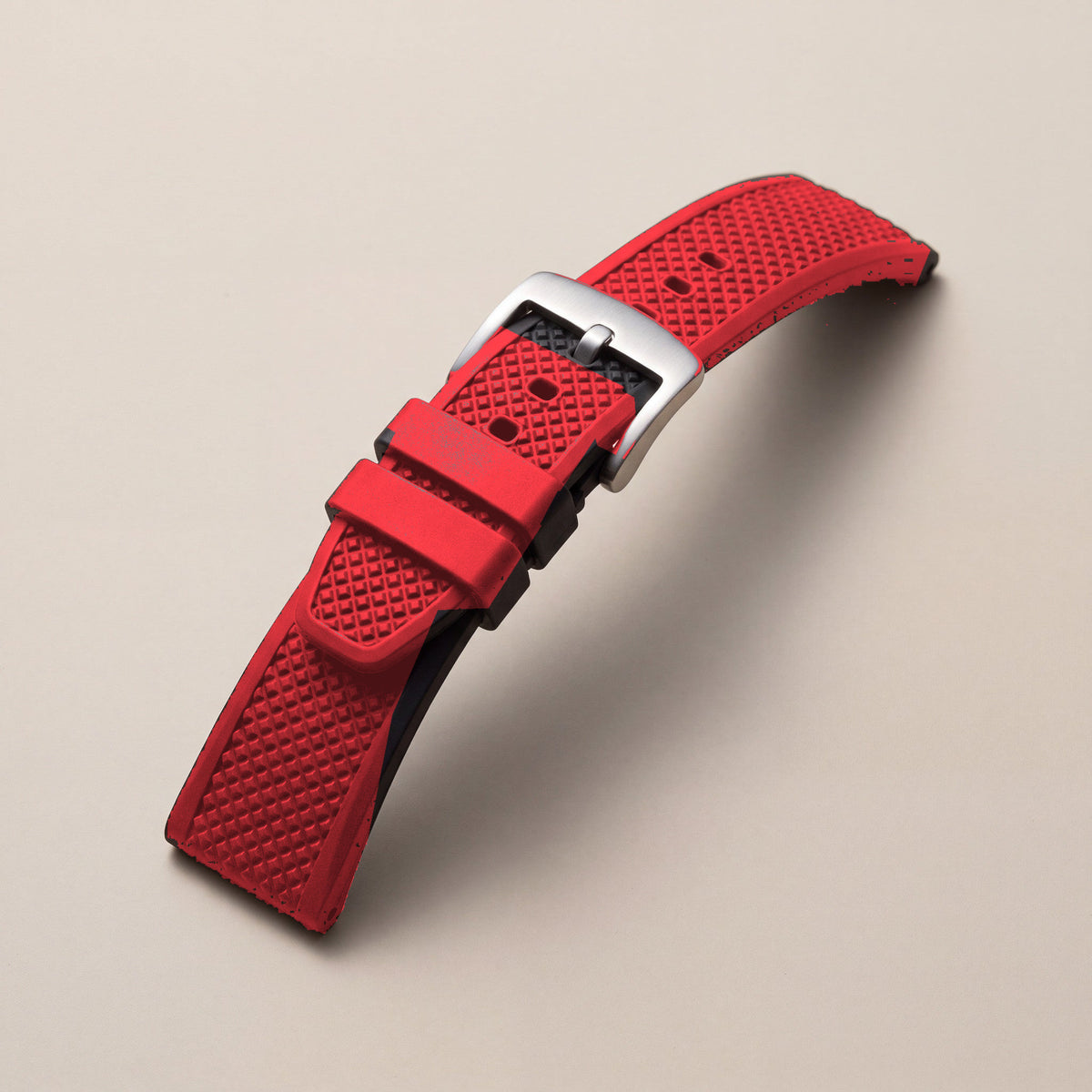 Bracelet caoutchouc gaufré — coloris rouge, motif gaufré et boucle ardillon acier argentée — Maison Noirmont