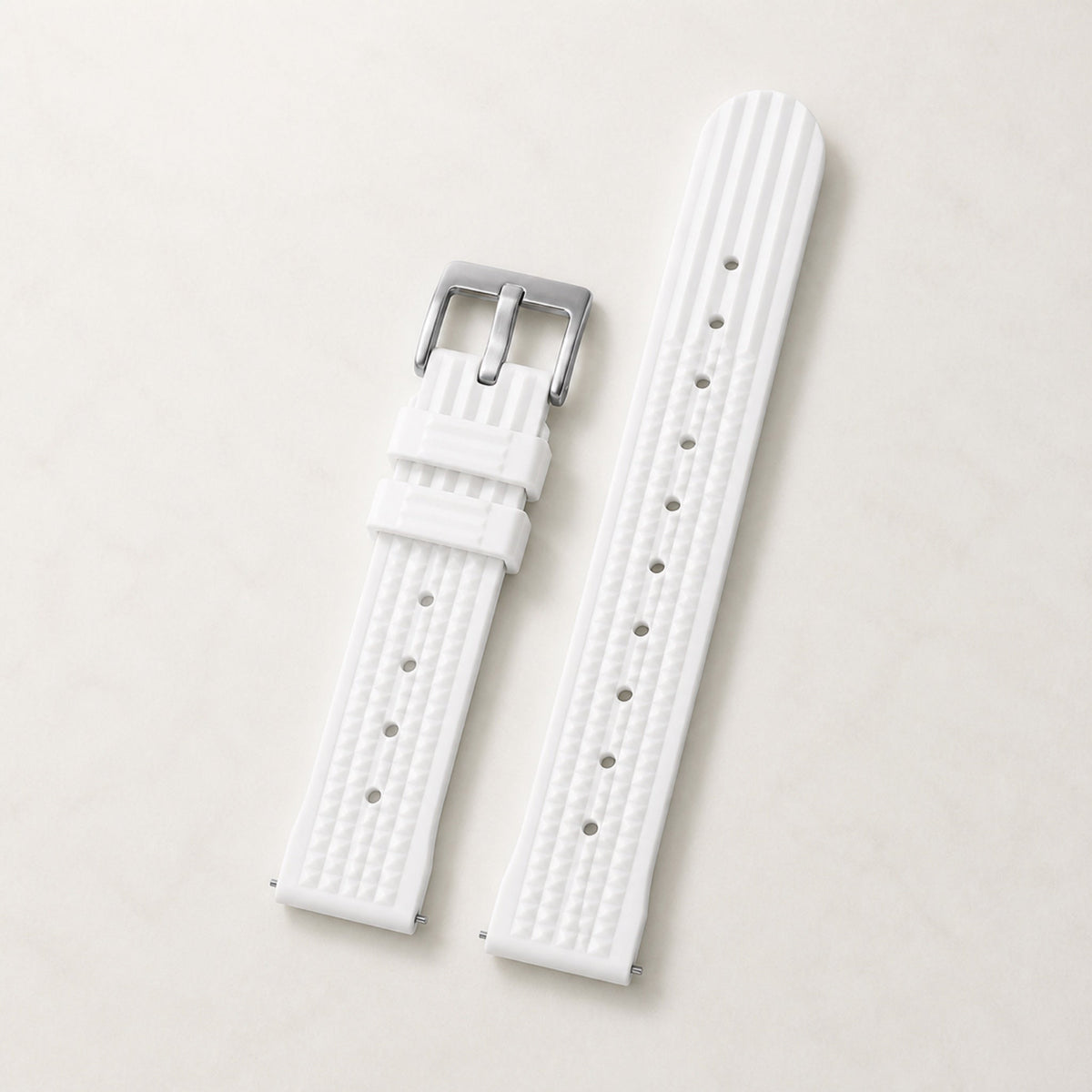Bracelet caoutchouc gaufré — blanc, motif gaufré et boucle ardillon acier argentée — Maison Noirmont