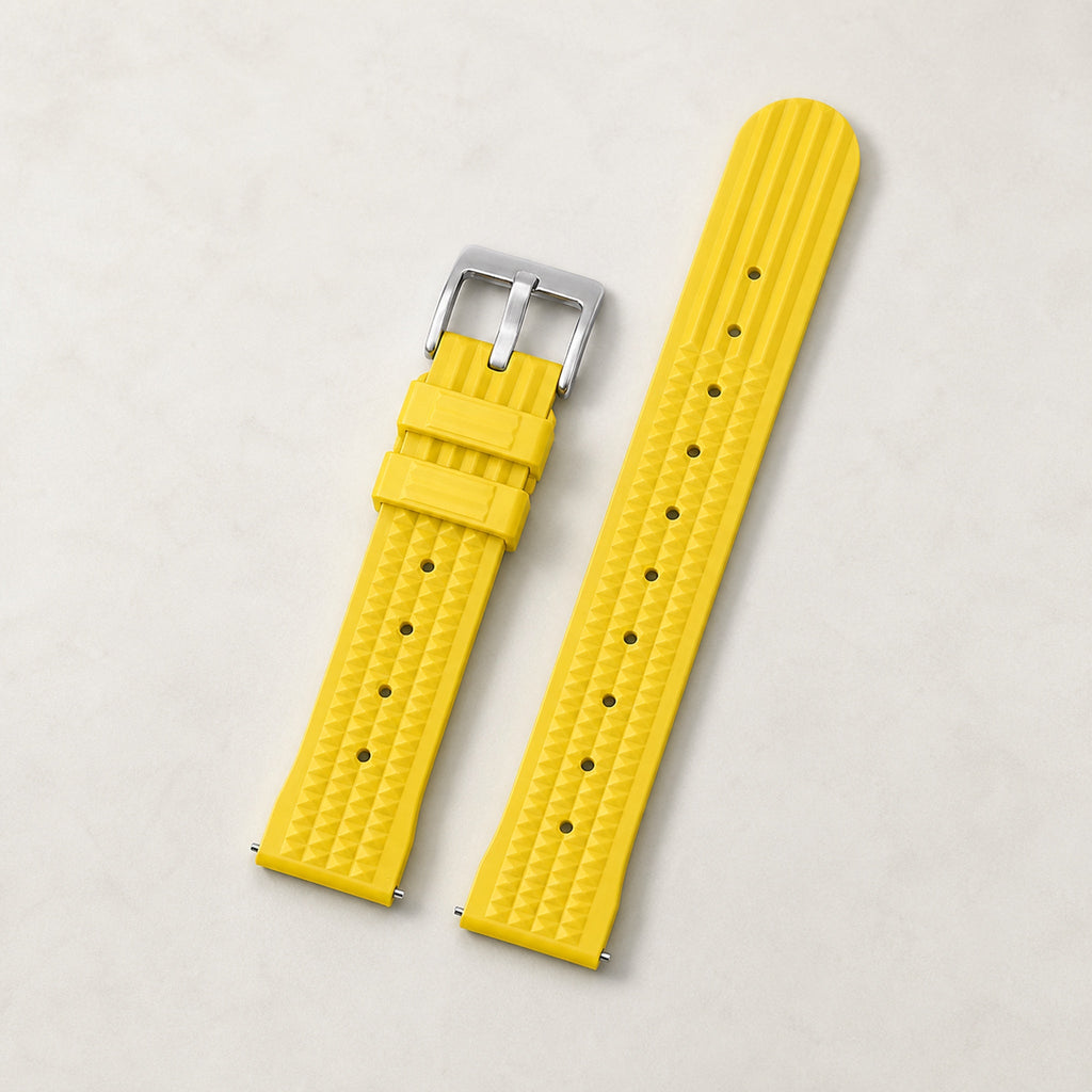 Bracelet caoutchouc gaufré — jaune, motif gaufré et boucle ardillon acier argentée — Maison Noirmont