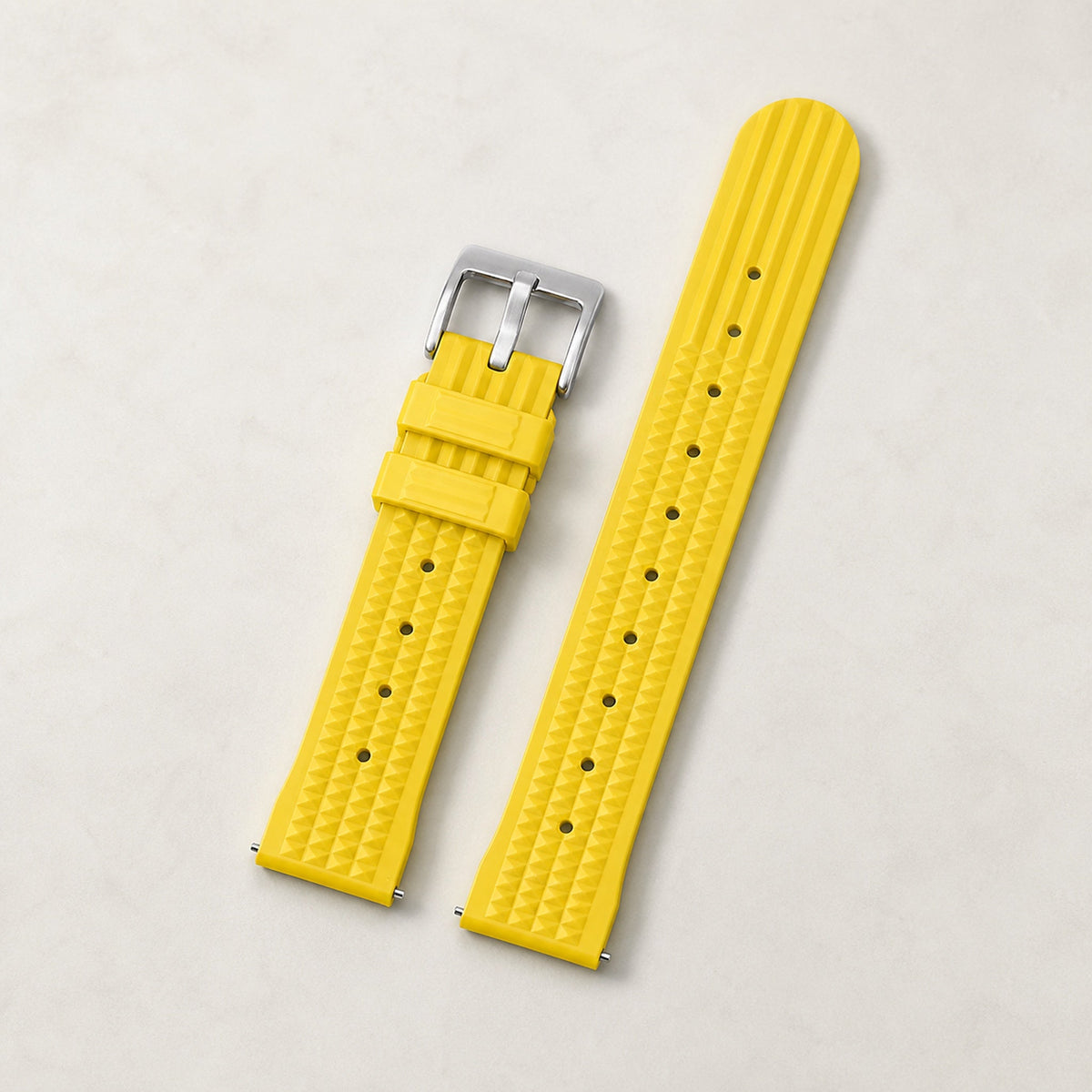 Bracelet caoutchouc gaufré — jaune, motif gaufré et boucle ardillon acier argentée — Maison Noirmont