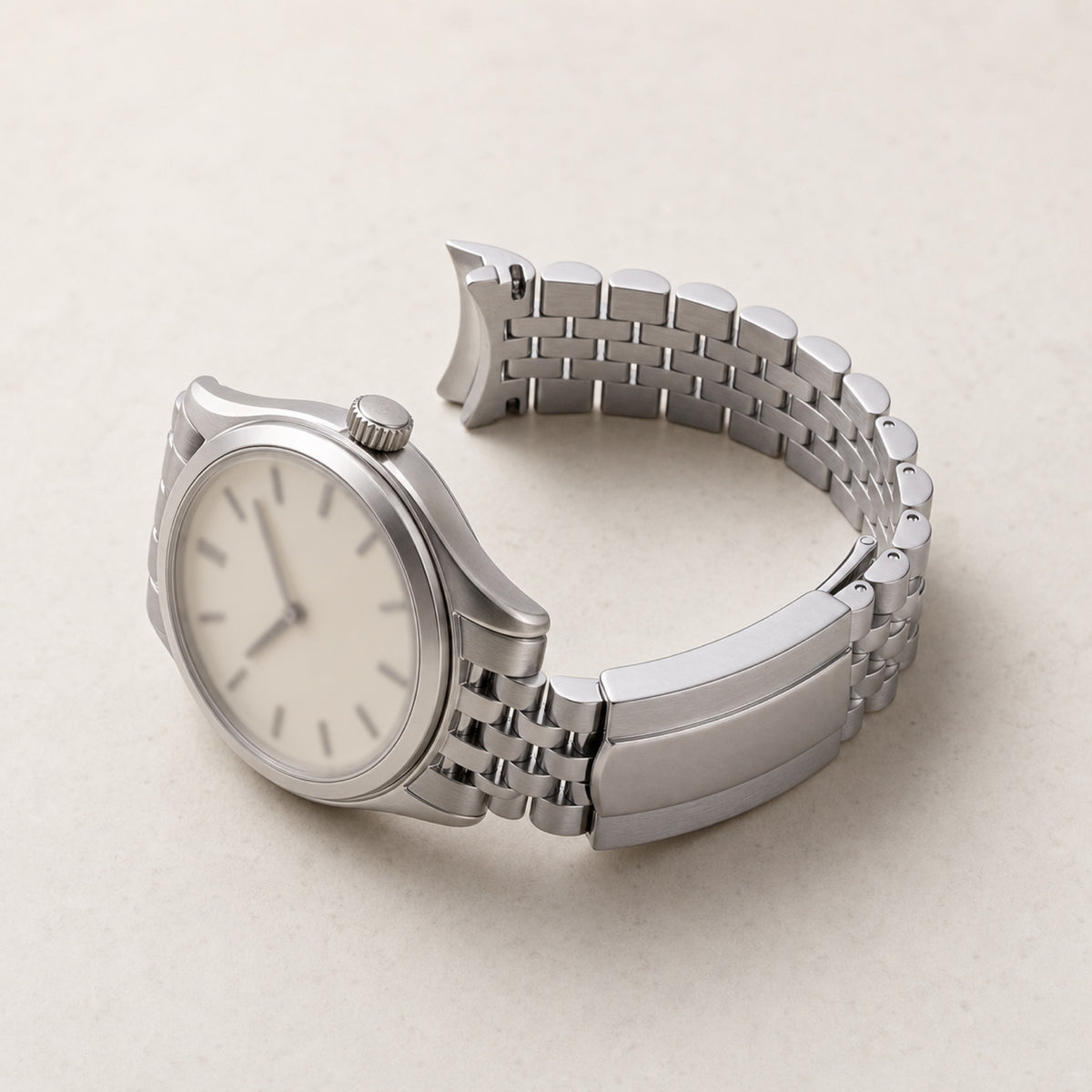 Bracelet cinq rangs à embouts courbes — monté sur une montre acier, en situation — Maison Noirmont