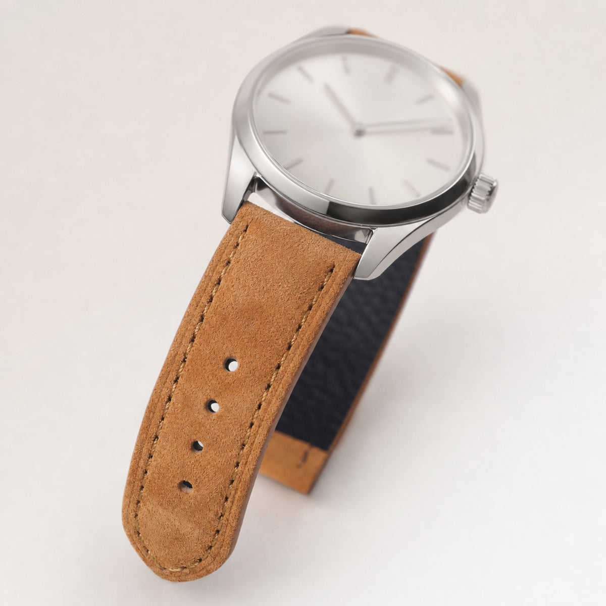 Bracelet cuir daim — dégagement rapide — en situation — Maison Noirmont