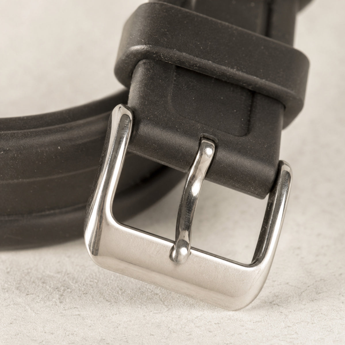 Bracelet FKM — embouts courbes — macro — Maison Noirmont