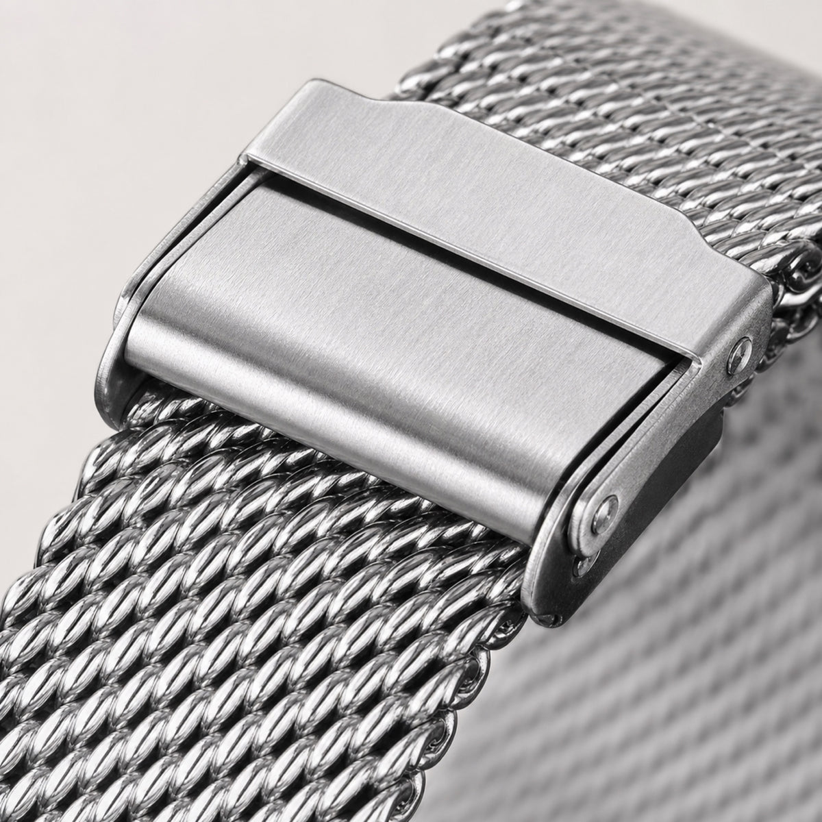 Bracelet milanais maille italienne — macro de la maille serrée et du fermoir à glissière — Maison Noirmont