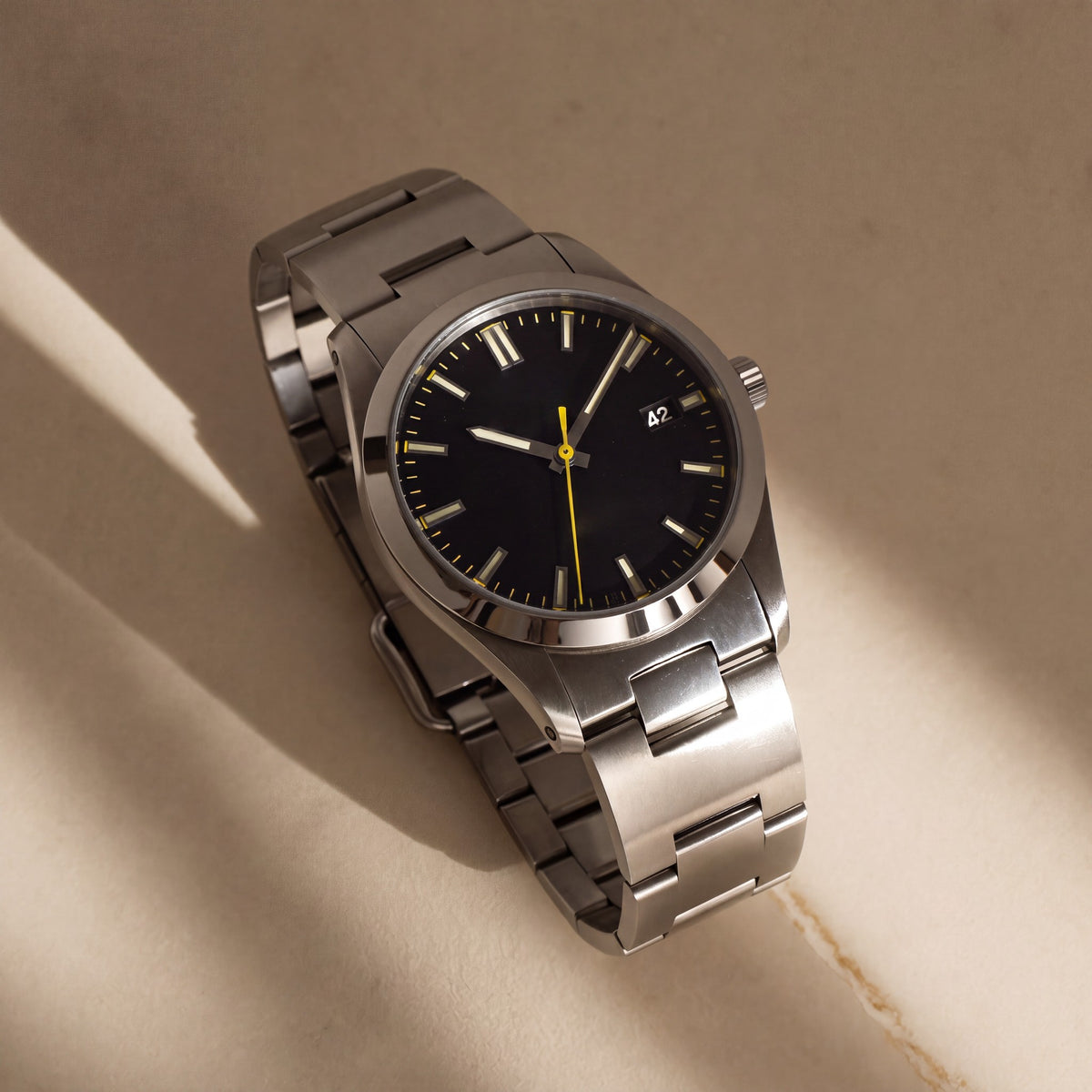 Quarante-et-Un — cadran noir et jaune, bracelet acier — Maison Noirmont
