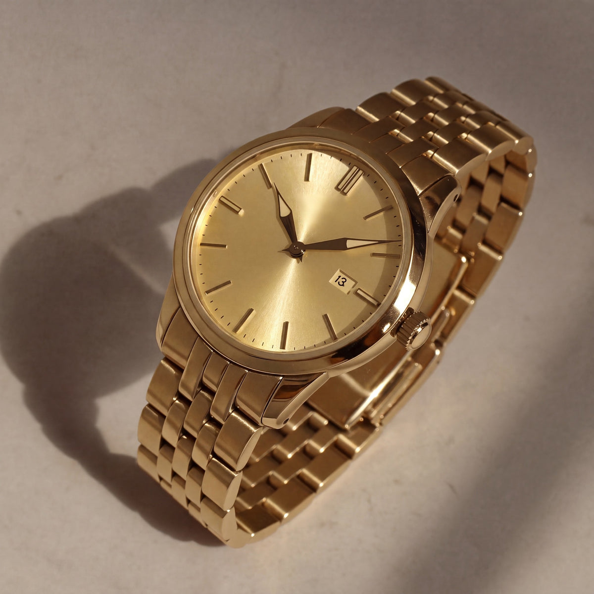 Trente-Six Or intégral — vue de face, cadran champagne soleillé, index bâtons appliqués et bracelet cinq rangs doré — Maison Noirmont