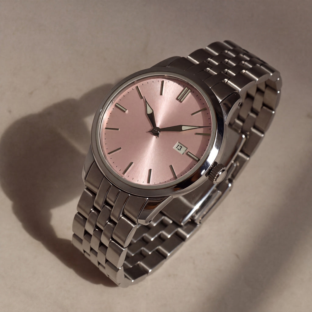 Trente-Six Rose — vue de face, cadran rose soleillé, index bâtons appliqués et bracelet cinq rangs acier — Maison Noirmont