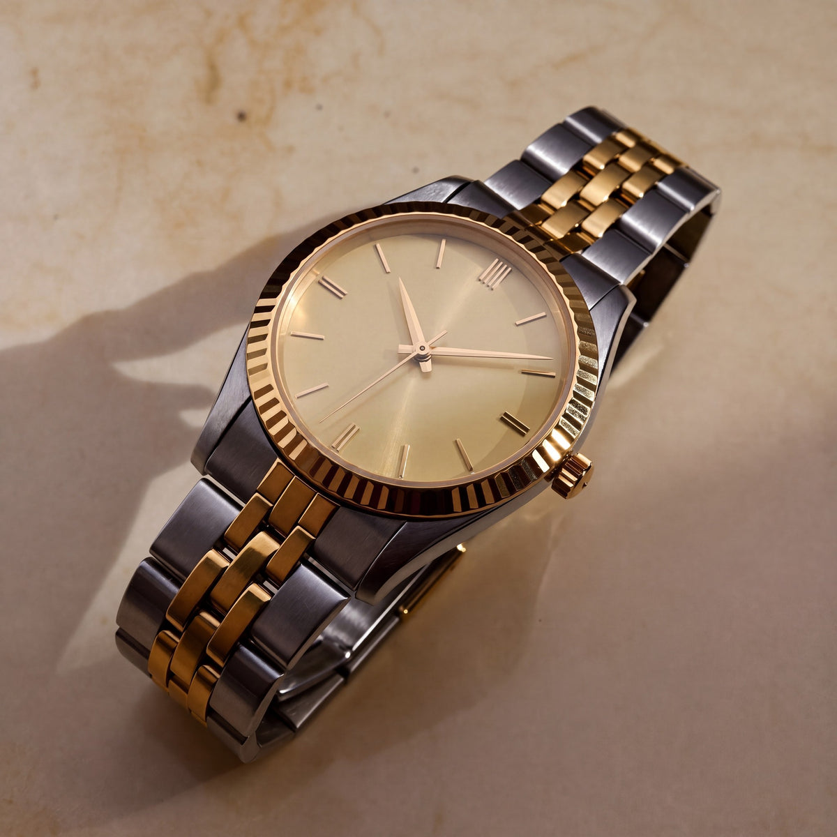 Trente-Neuf Duo Doré — vue de face, cadran champagne soleillé, lunette cannelée dorée et bracelet cinq rangs acier et or — Maison Noirmont