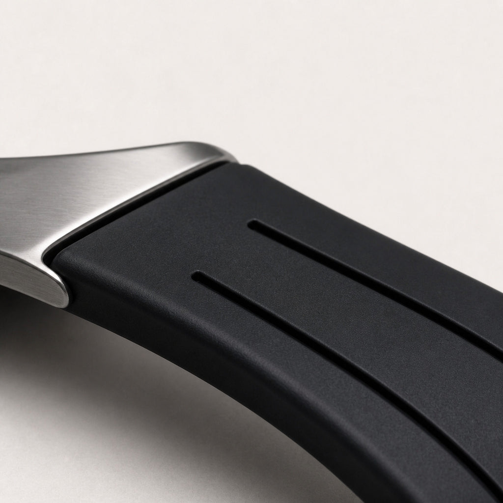 Contre-la-montre Argent — détail du bracelet caoutchouc noir à deux rainures et de sa jonction à la corne acier — Maison Noirmont