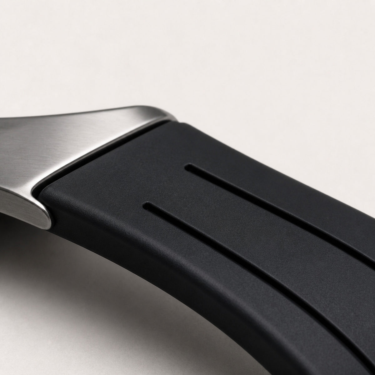 Contre-la-montre Argent — détail du bracelet caoutchouc noir à deux rainures et de sa jonction à la corne acier — Maison Noirmont