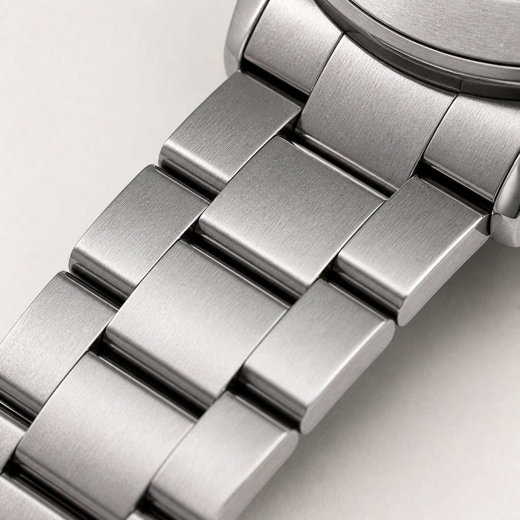 Contre-la-montre Bleu glacier — détail du bracelet acier trois maillons à la jonction du boîtier — Maison Noirmont