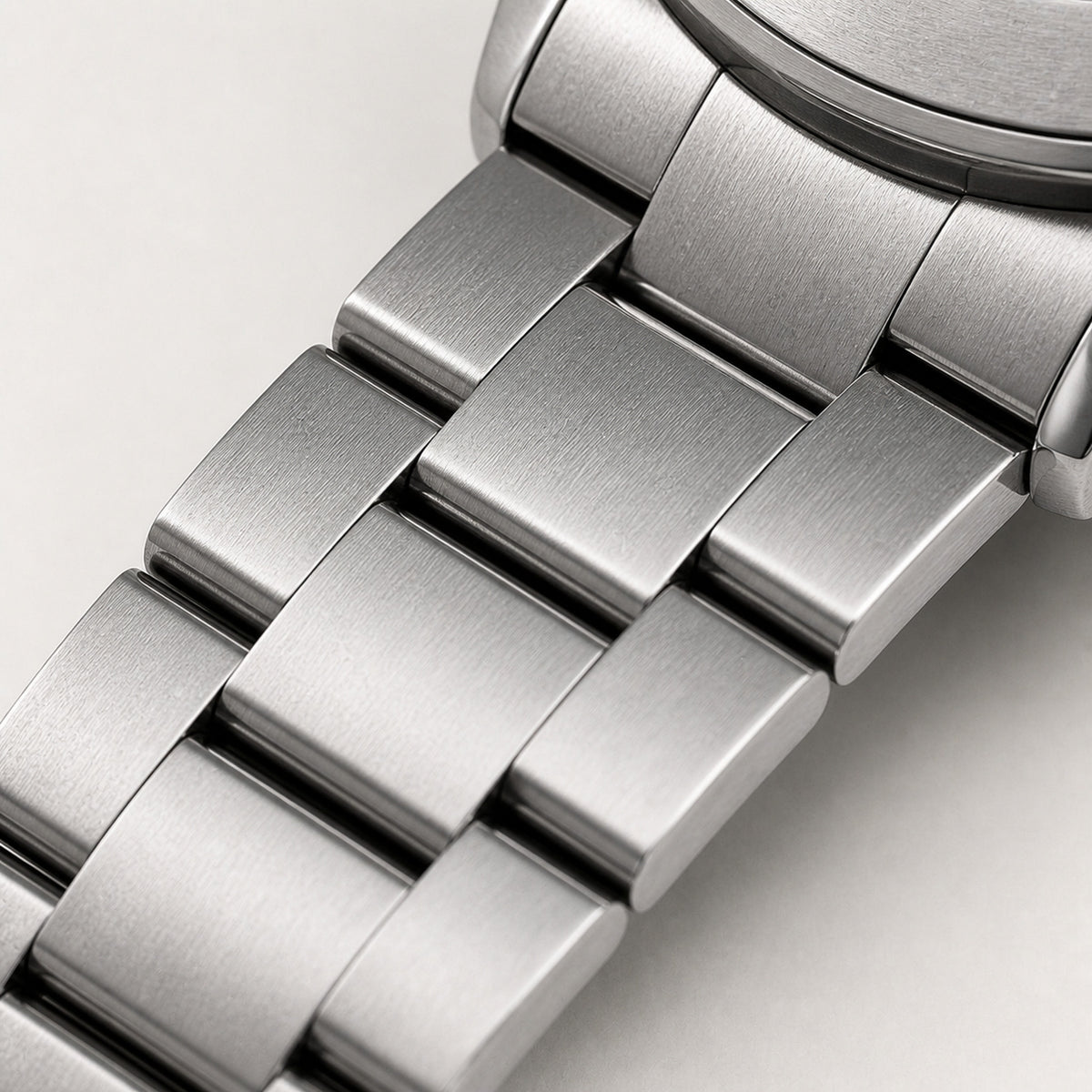 Contre-la-montre Bleu glacier — détail du bracelet acier trois maillons à la jonction du boîtier — Maison Noirmont