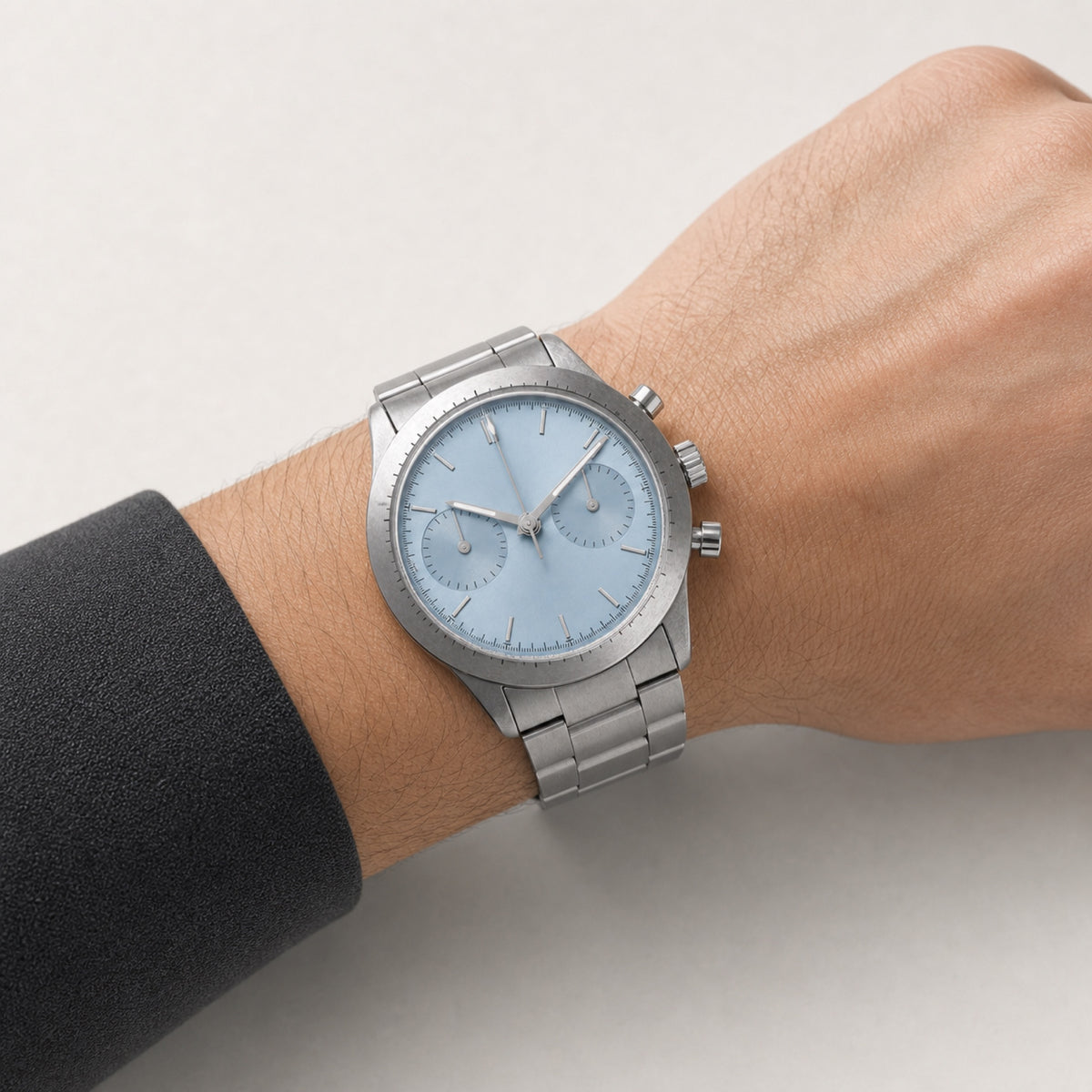 Contre-la-montre Bleu glacier — Chronographe — au poignet — Maison Noirmont
