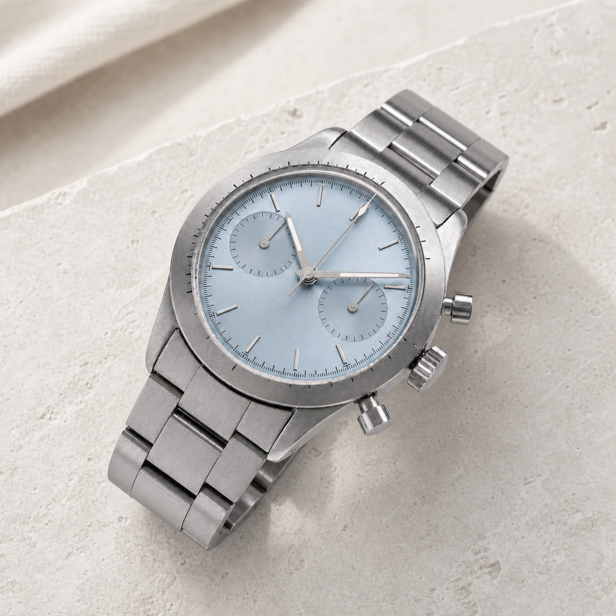 Contre-la-montre Bleu glacier — Chronographe — en situation — Maison Noirmont