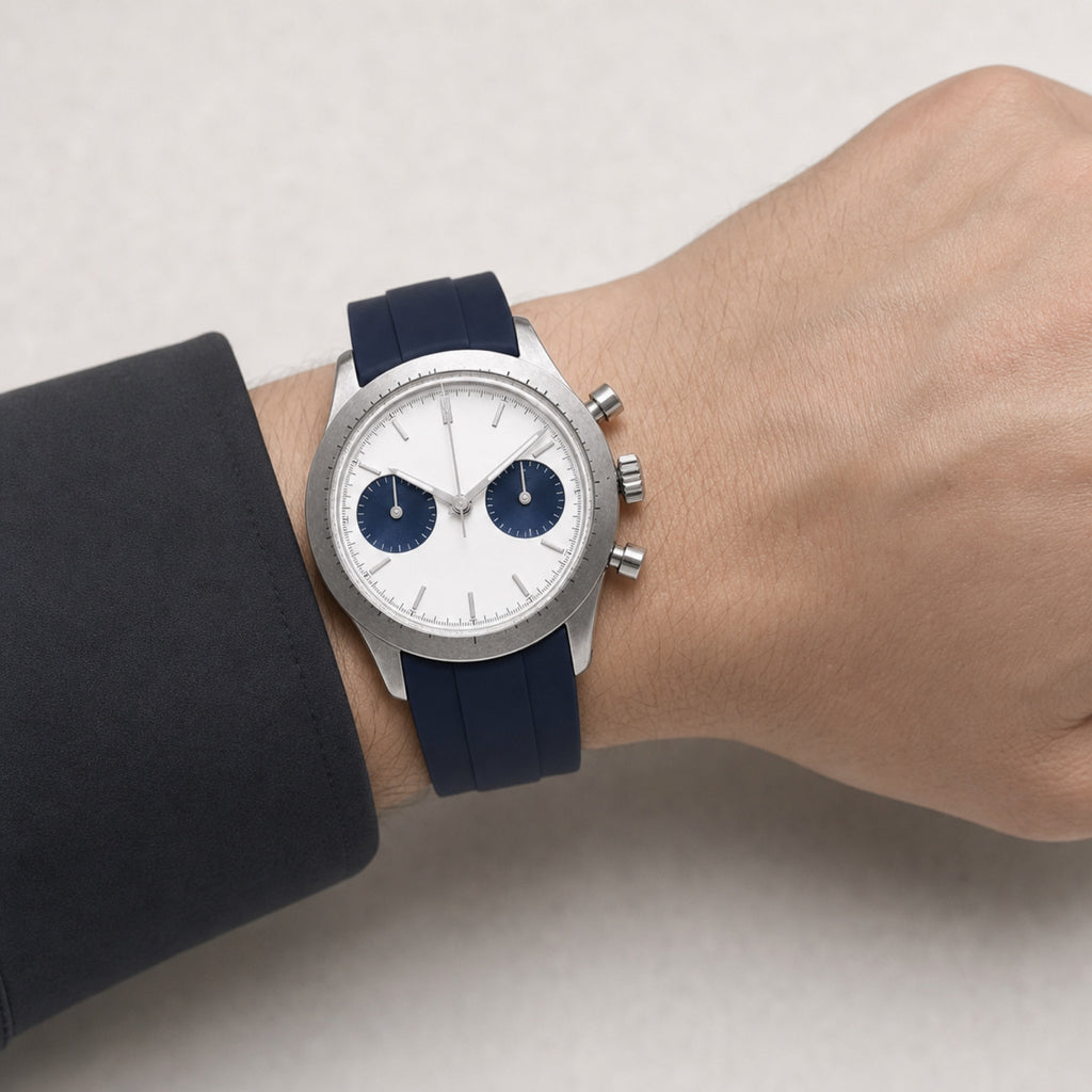 Contre-la-montre Compteurs bleus — Chronographe — au poignet — Maison Noirmont