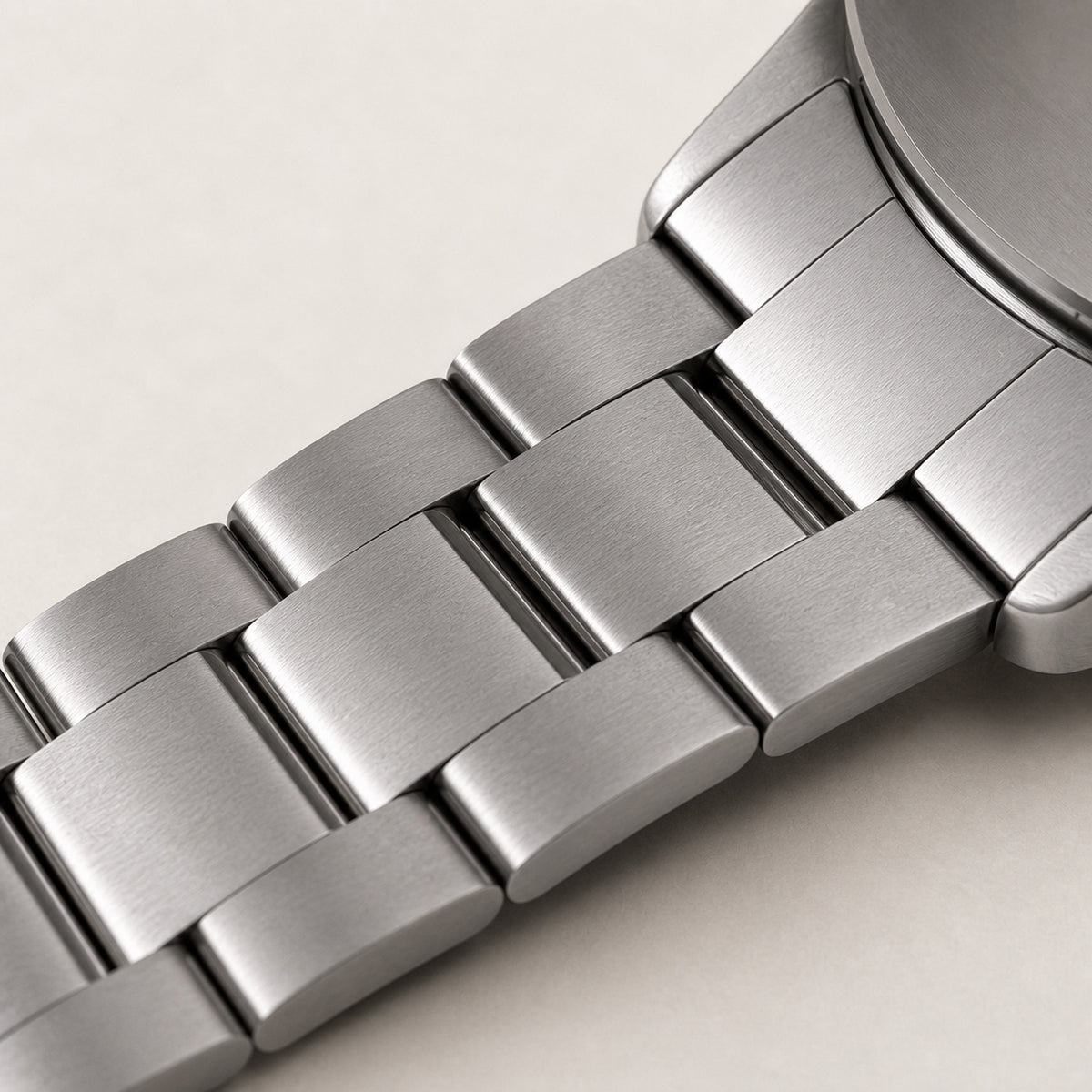 Contre-la-montre Gris anthracite — détail oblique du bracelet acier trois maillons et de son articulation à la boîte — Maison Noirmont