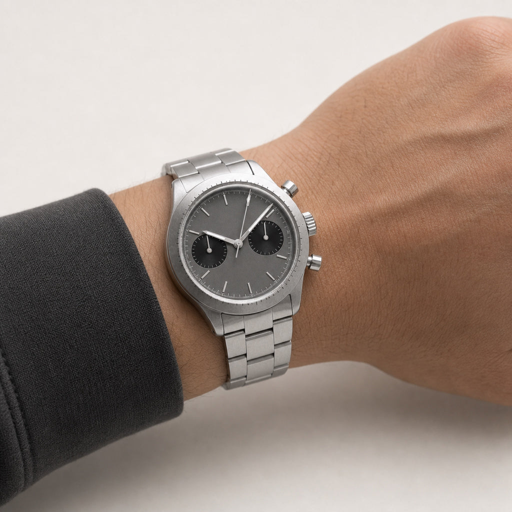 Contre-la-montre Gris anthracite — Chronographe — au poignet — Maison Noirmont