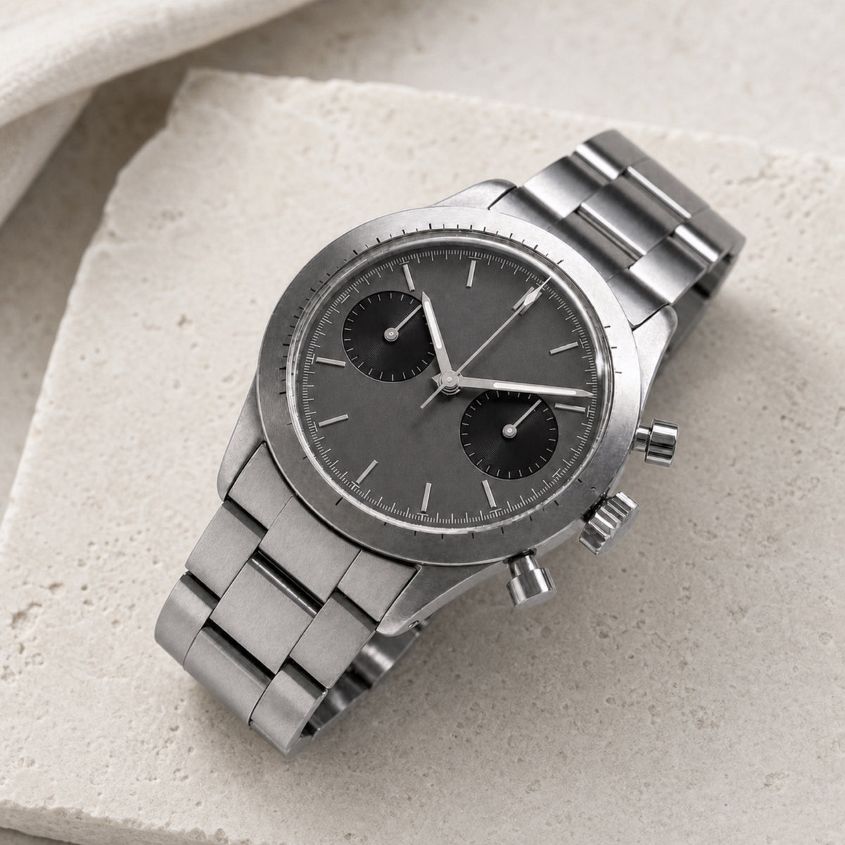 Contre-la-montre Gris anthracite — Chronographe — en situation — Maison Noirmont