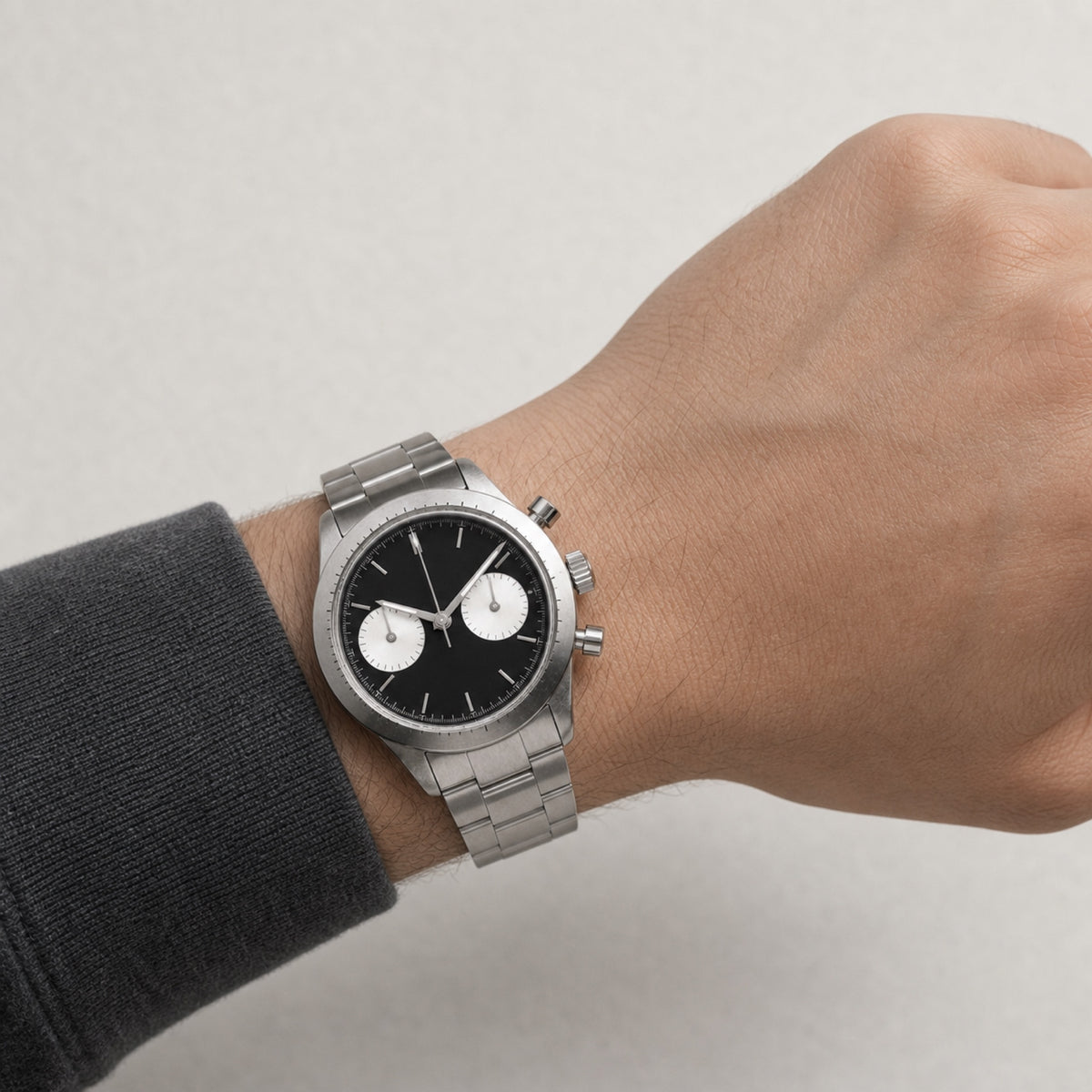 Contre-la-montre Panda inversé — Chronographe — au poignet — Maison Noirmont