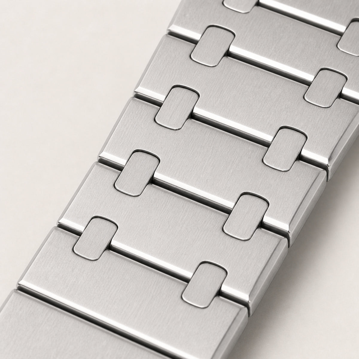 Intégrale Bleu ciel — macro du bracelet intégré acier : larges plaques brossées, deux connecteurs par articulation et chants polis — Maison Noirmont
