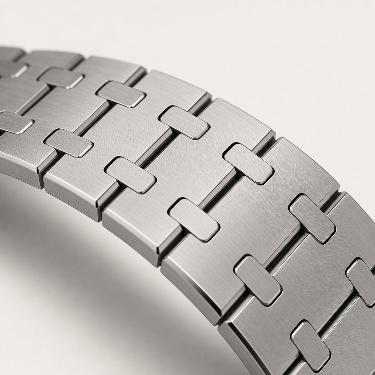 Intégrale Turquoise — vue basse du bracelet intégré acier en courbe : épaisseur des plaques brossées, connecteurs et chants polis — Maison Noirmont
