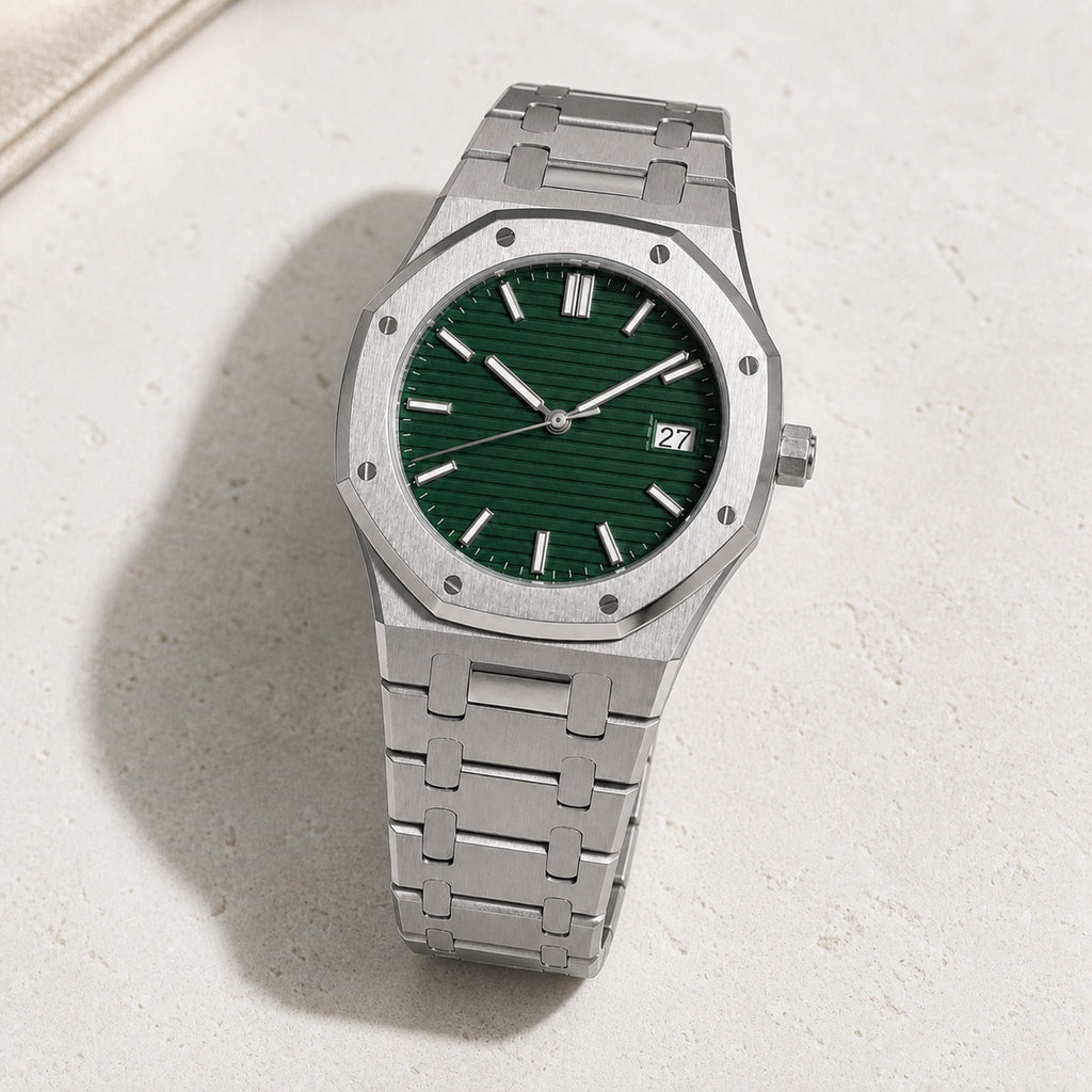 Intégrale Vert — montre à cadran vert texturé et bracelet acier intégré, posée de trois quarts sur fond clair — Maison Noirmont