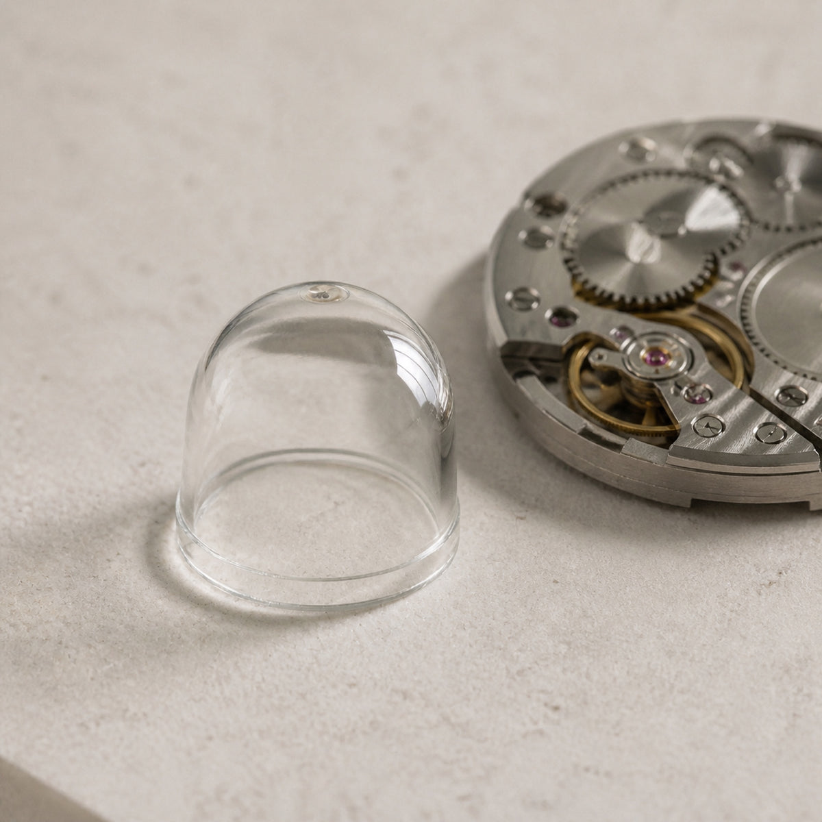 Loupe de date — minéral ou saphir — en situation — Maison Noirmont