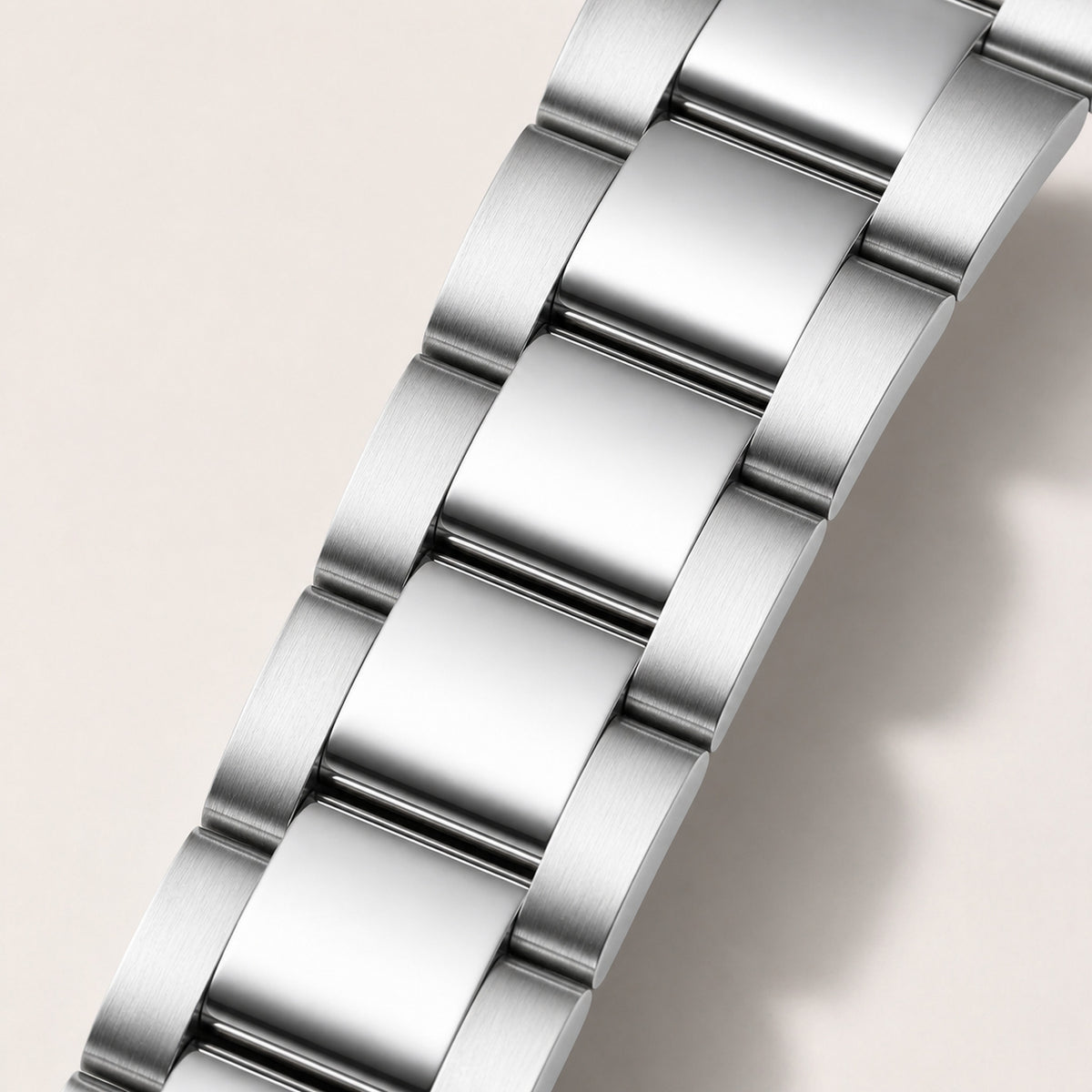Repère — macro du bracelet acier trois maillons, maillons centraux polis et côtés brossés — Maison Noirmont