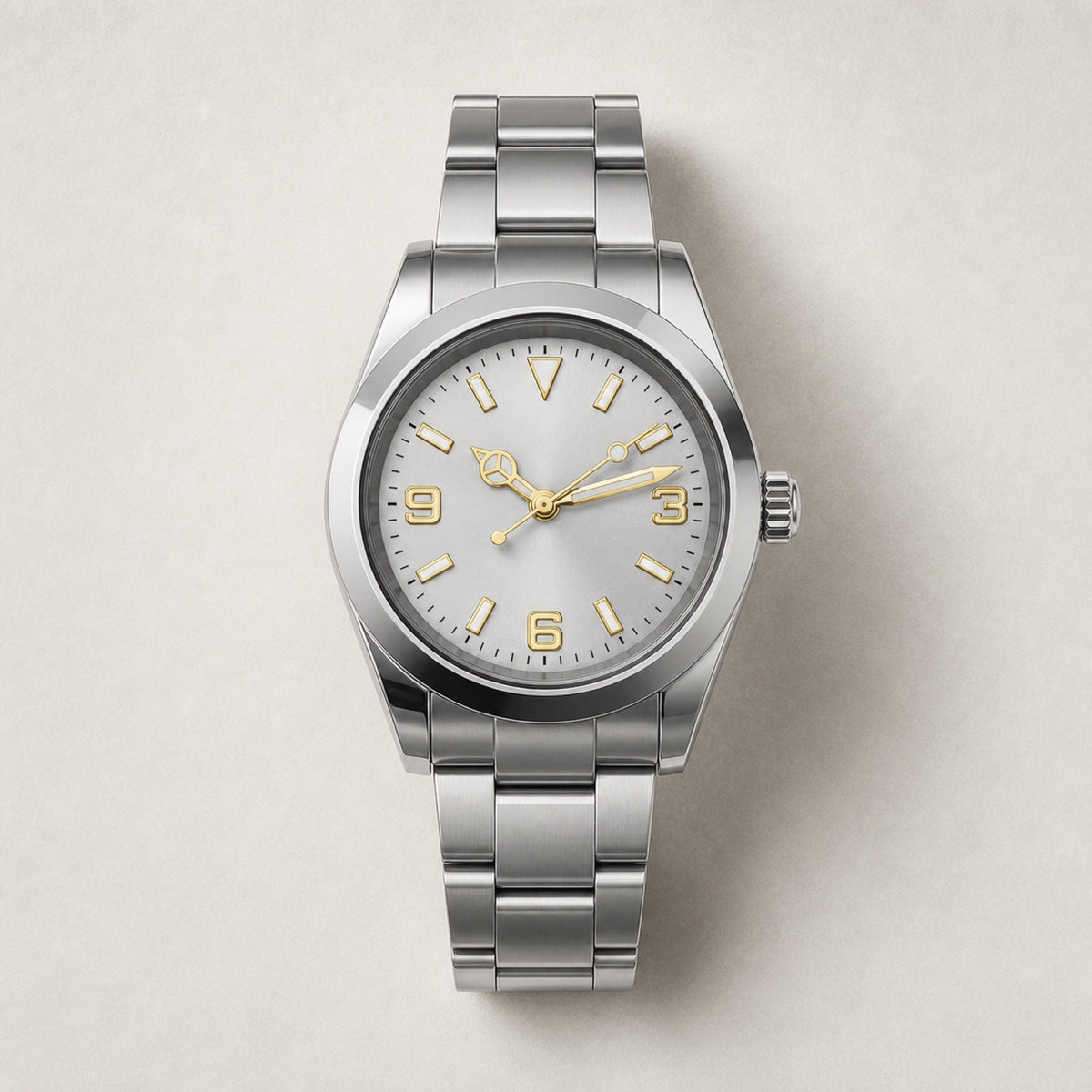 Montre Repère à cadran argenté, chiffres 3-6-9 et détails dorés — Maison Noirmont