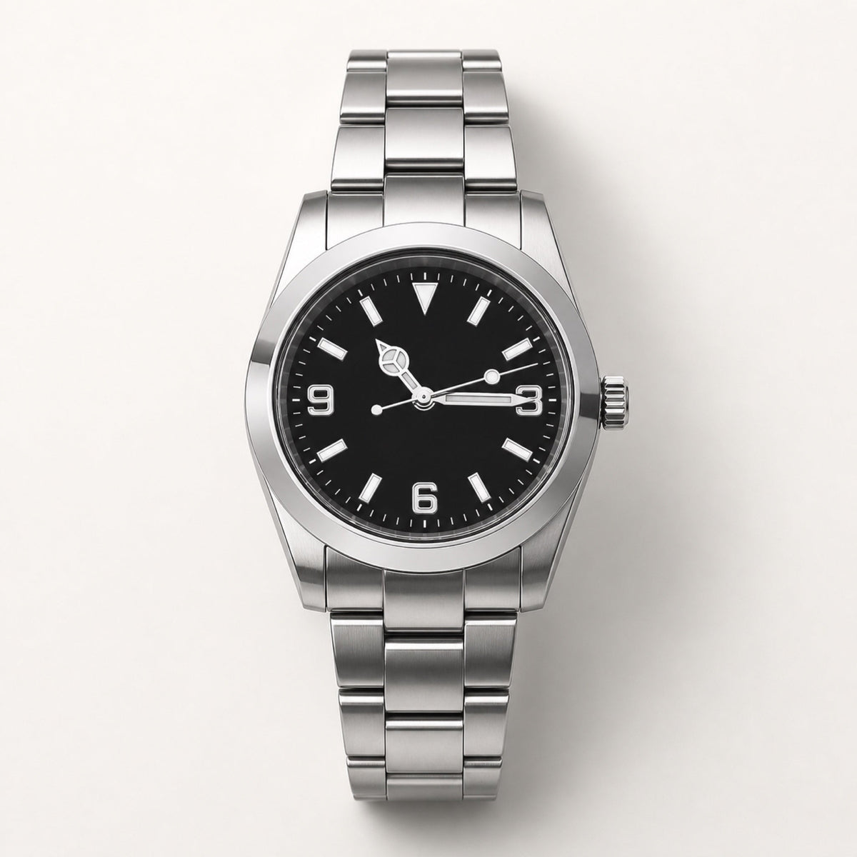 Montre Repère à cadran noir, chiffres 3-6-9 et bracelet acier — Maison Noirmont