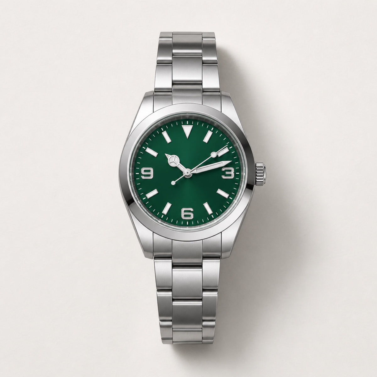 Montre Repère à cadran vert, chiffres 3-6-9 et bracelet acier — Maison Noirmont