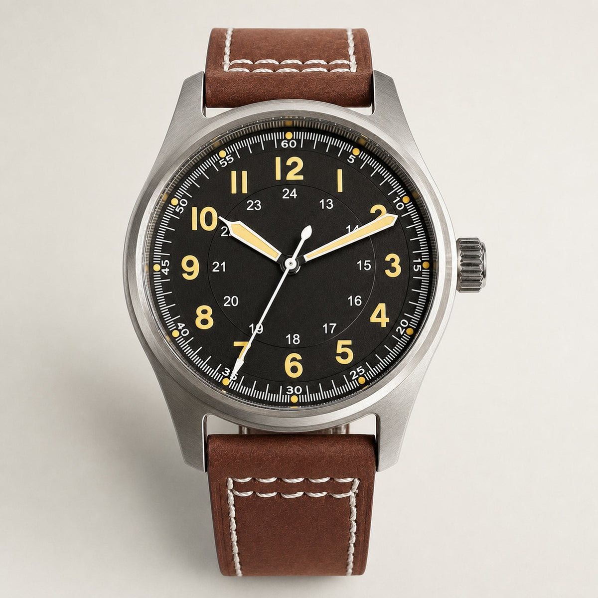 Montre field Éclaireur Acier, cadran noir à chiffres dorés et bracelet brun — Maison Noirmont