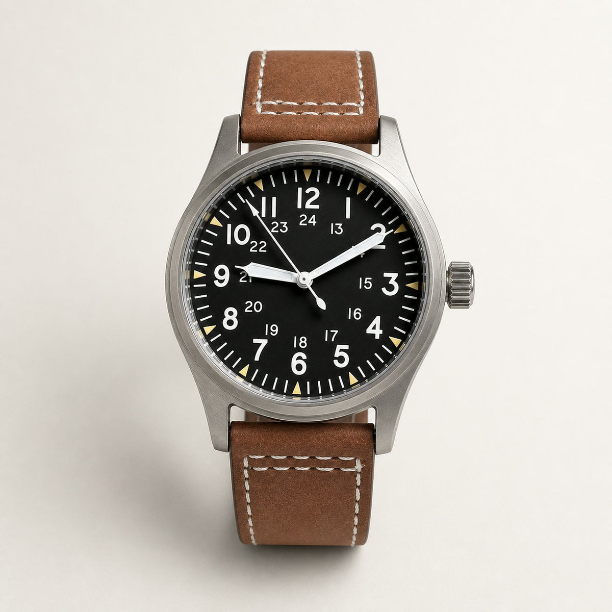 Montre field Éclaireur Acier, cadran noir à chiffres blancs et bracelet brun — Maison Noirmont