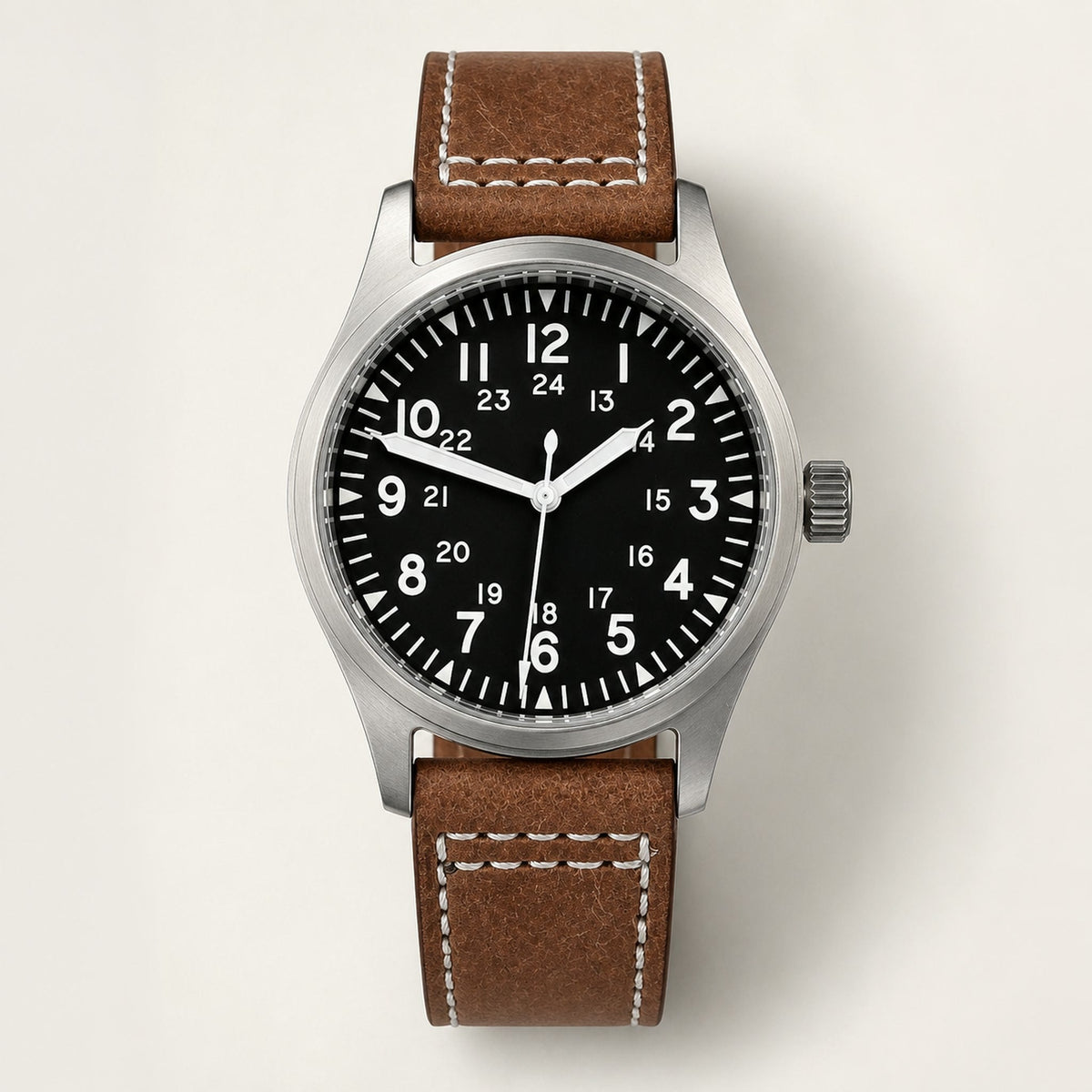 Montre field Éclaireur Acier, cadran noir à chiffres blancs et échelle 24 heures — Maison Noirmont