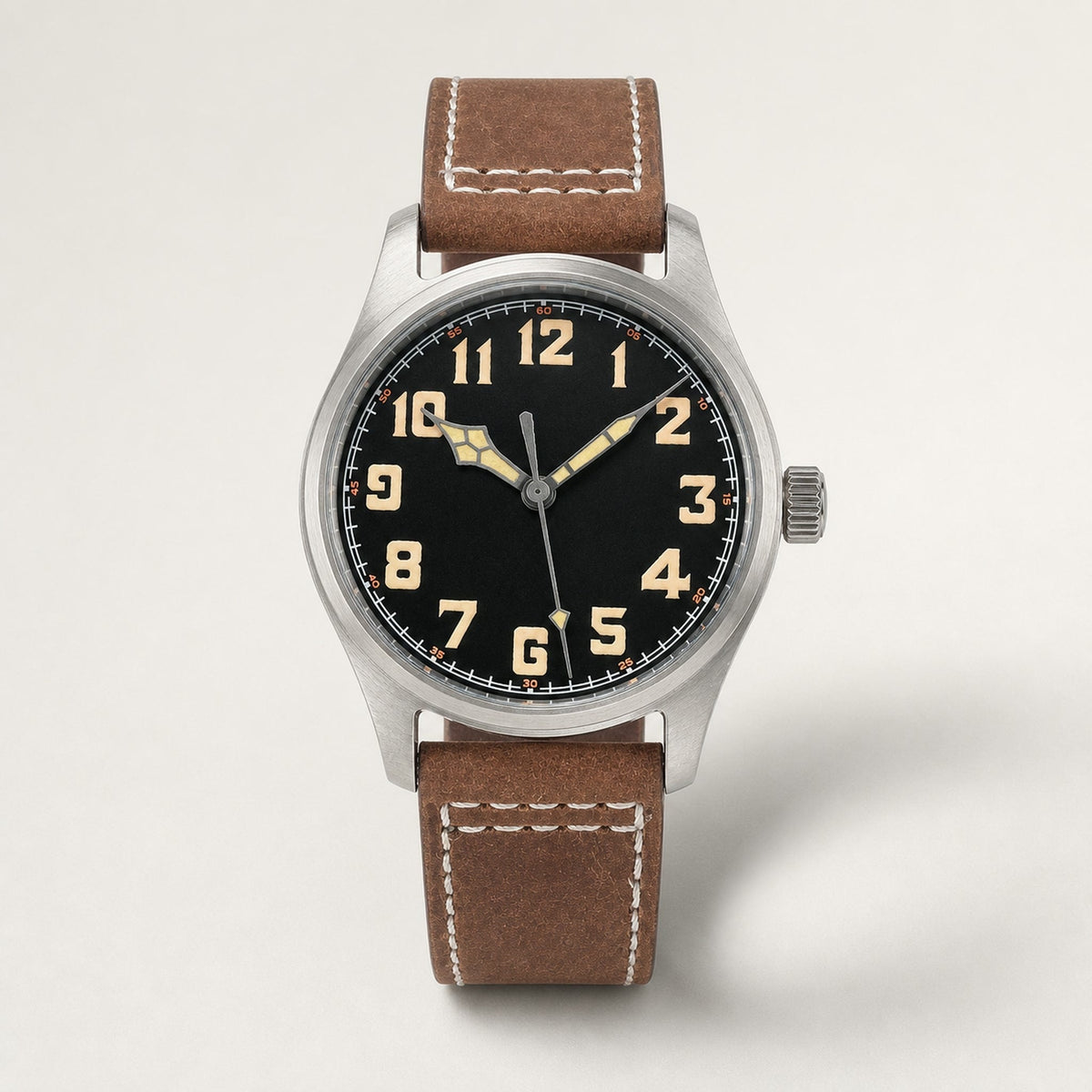Montre field Éclaireur Acier, cadran noir à grands chiffres sable et bracelet brun — Maison Noirmont