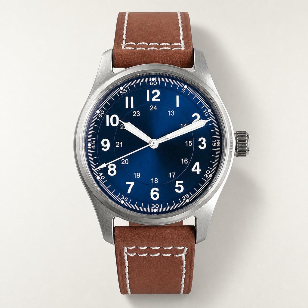 Montre field Éclaireur Acier, cadran bleu à chiffres blancs et bracelet brun — Maison Noirmont