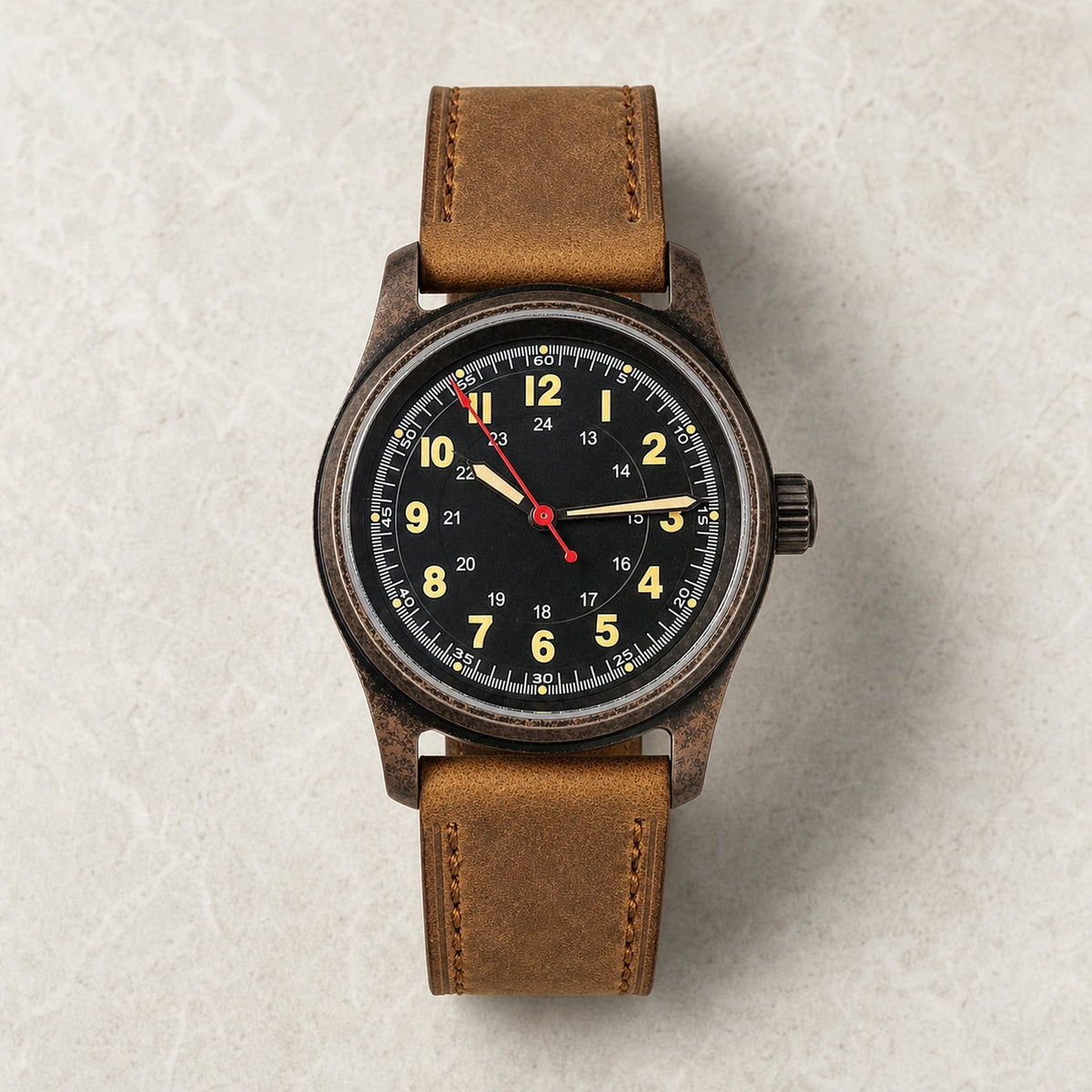 Montre field Éclaireur Bronze, cadran noir à chiffres crème et trotteuse rouge — Maison Noirmont