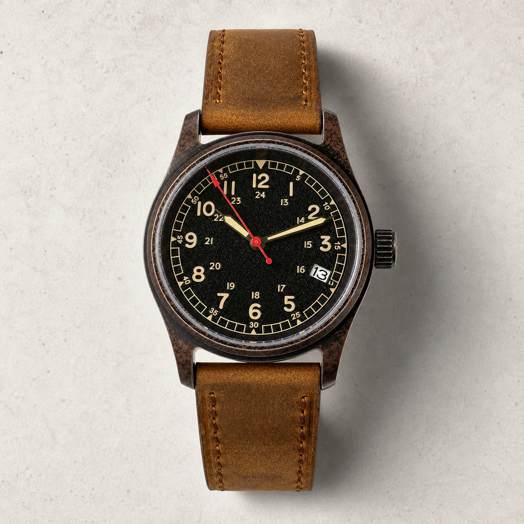 Montre field Éclaireur Bronze, cadran noir à chiffres crème et date, bracelet brun — Maison Noirmont