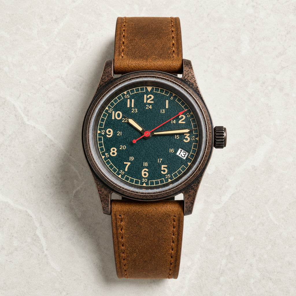 Montre field Éclaireur Bronze, cadran vert à chiffres crème et bracelet brun — Maison Noirmont